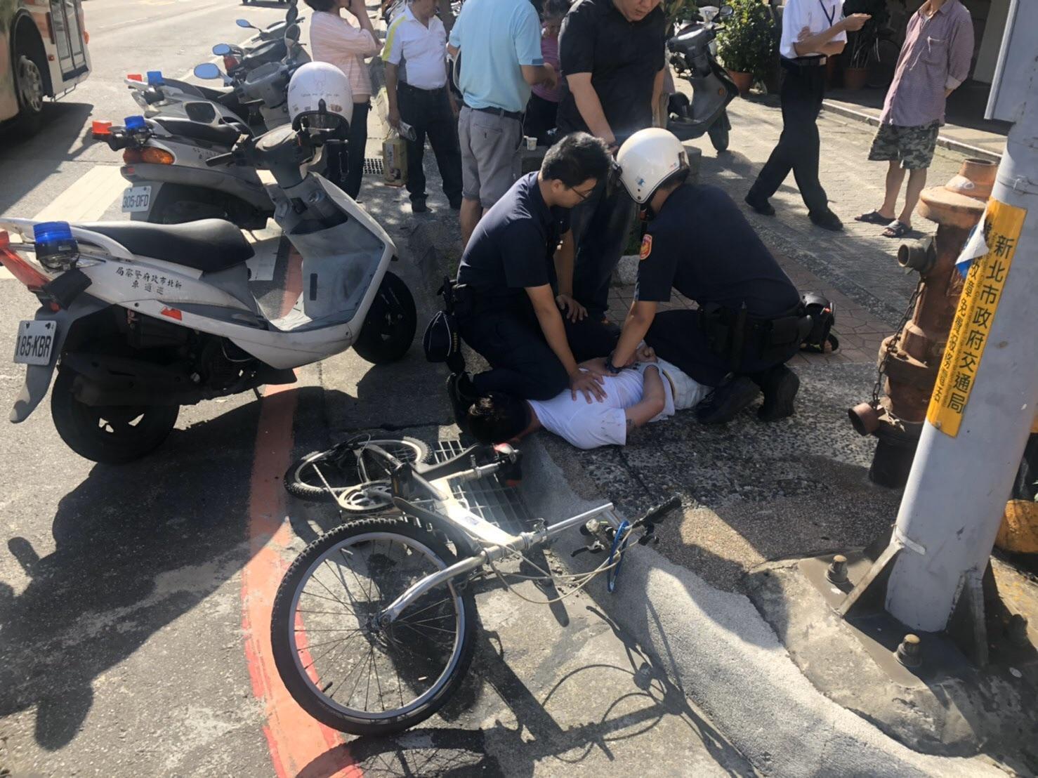 36歲陳嫌搶84歲蕭姓老阿嬤包包，遭路過熱心民眾壓制交給警方。（翻攝畫面）