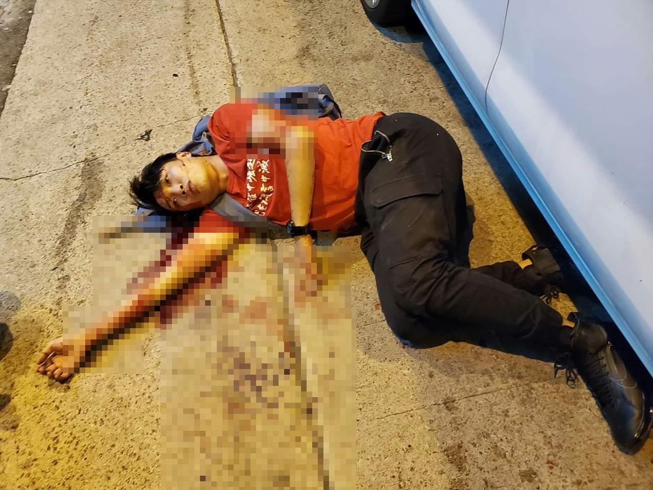 岑子杰遭4、5名蒙面男子攻擊,導致他倒臥地板混身是血,地上更留有大片血跡。(翻攝自臉書)