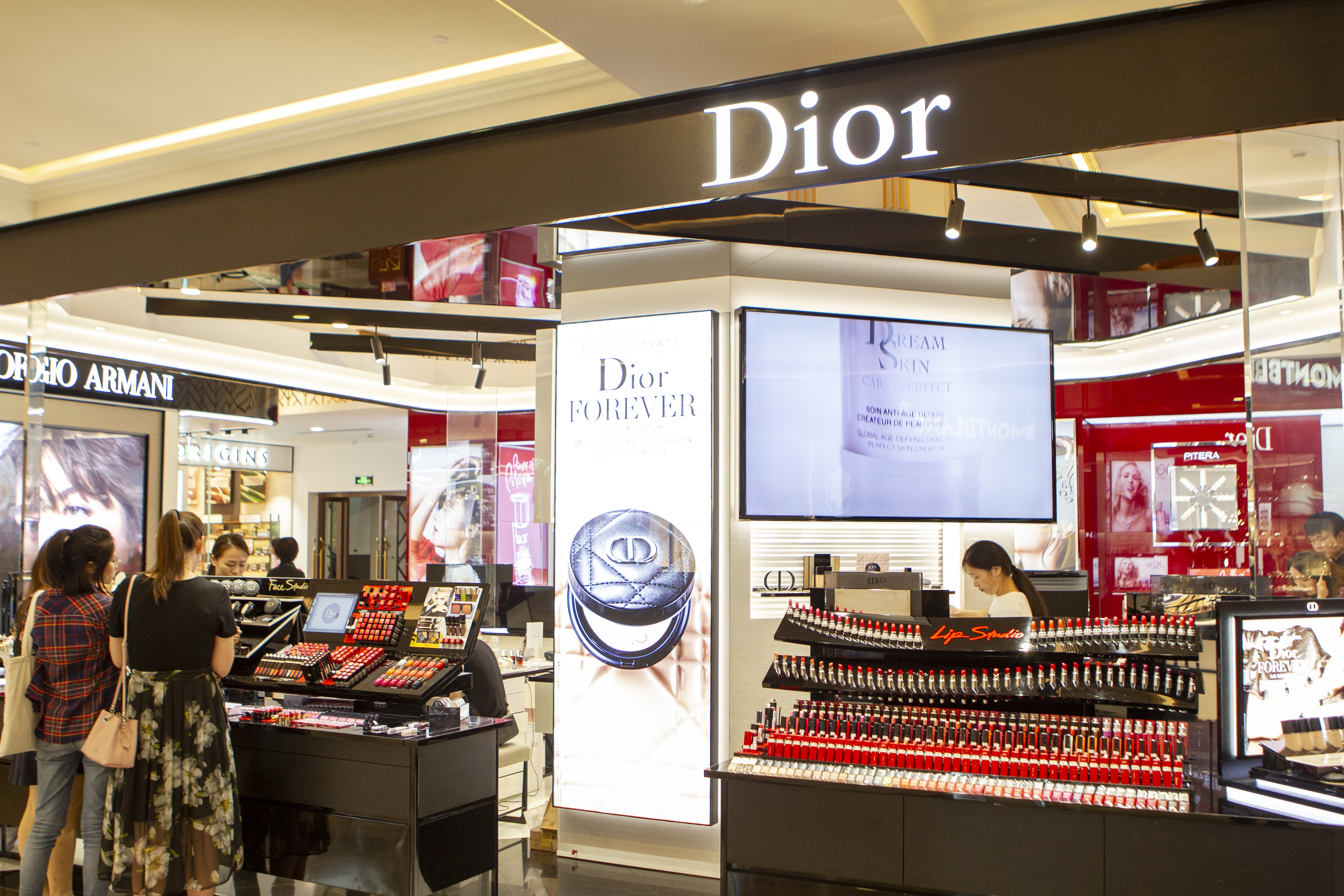 Dior員工於中國學校演講時，被發現秀出的地圖上中國領土沒有台灣，引起論戰。（東方IC）