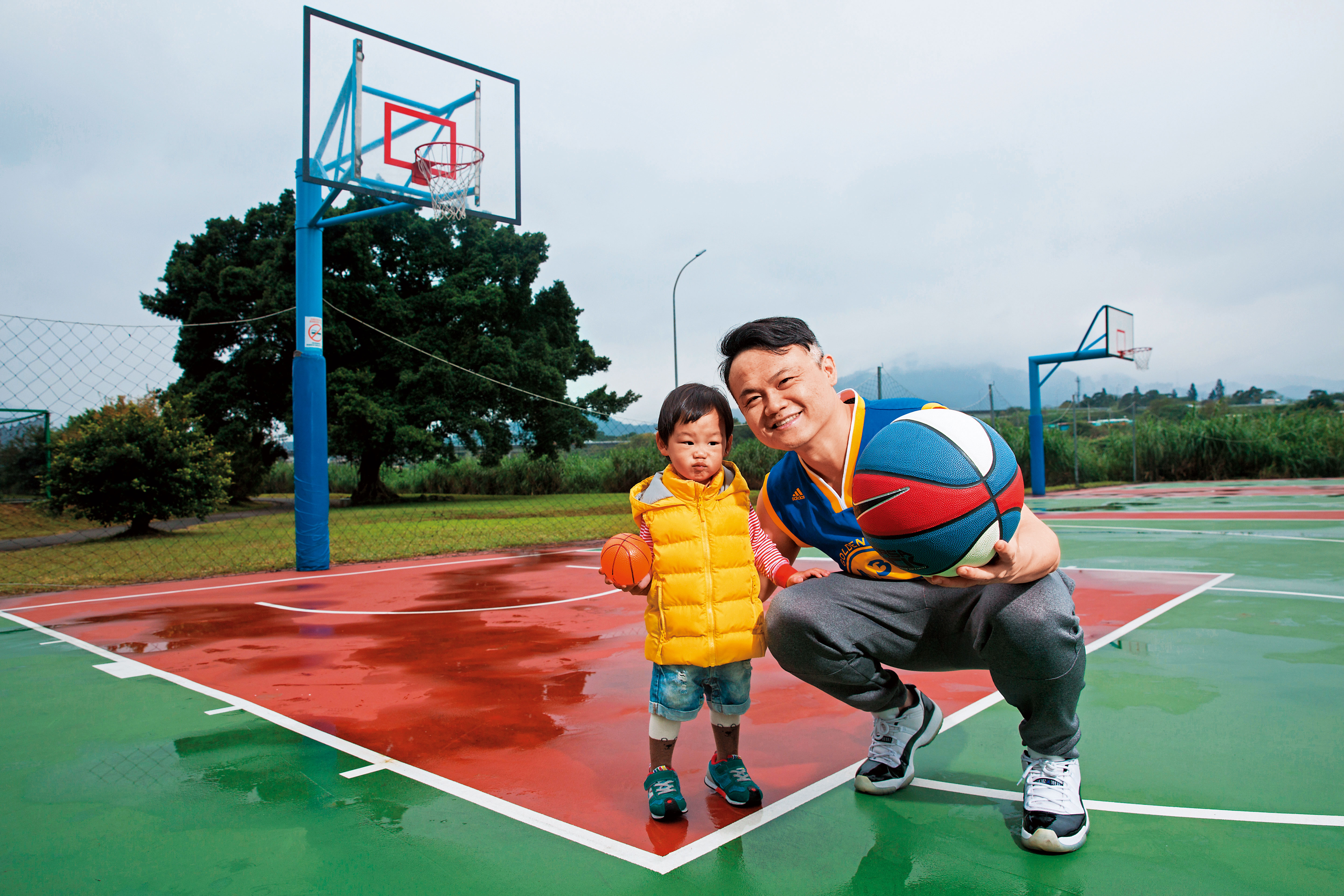 99啪苦學投資，成功累積千萬資產，40歲便毅然辭去公職，過著悠閒打籃球、樂當奶爸的生活。