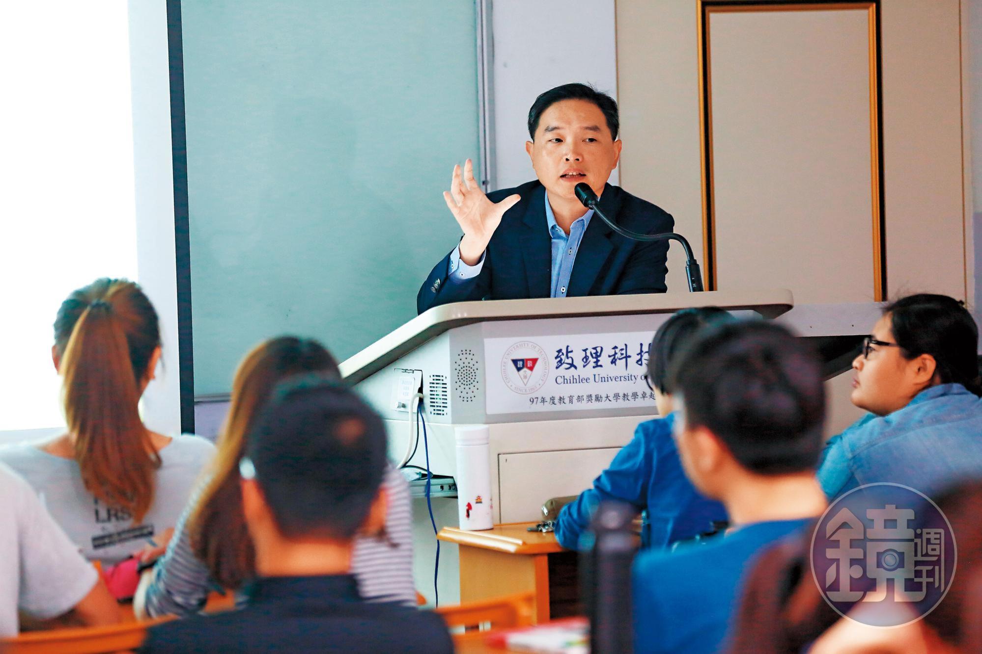 孫慶龍現在不但是財經節目寵兒,同時也是學校專任講師。