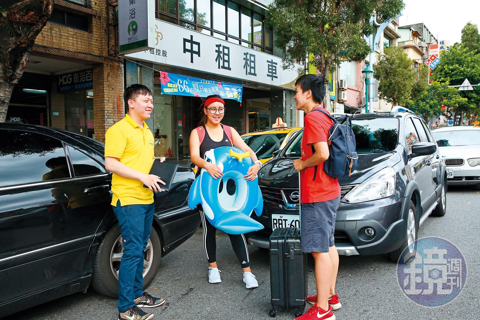 許凱迪去年到花蓮旅行，想租車卻大排長龍，因此逢低買進中租，近1年報酬率約33%。