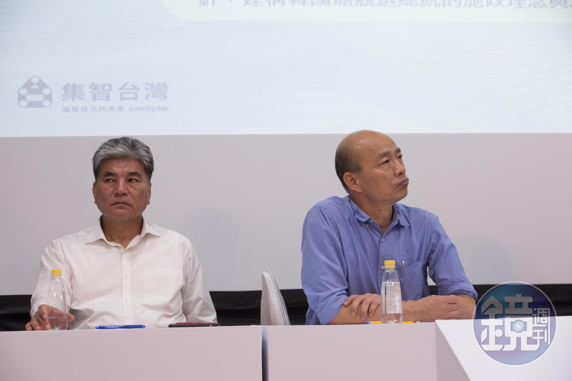 李鴻源（左）今接受媒體專訪，表示不管是國民黨或親民黨都沒有和他接觸，2020這一局他沒興趣。圖為今年8月韓國瑜（右）公布國政顧問團記者會。