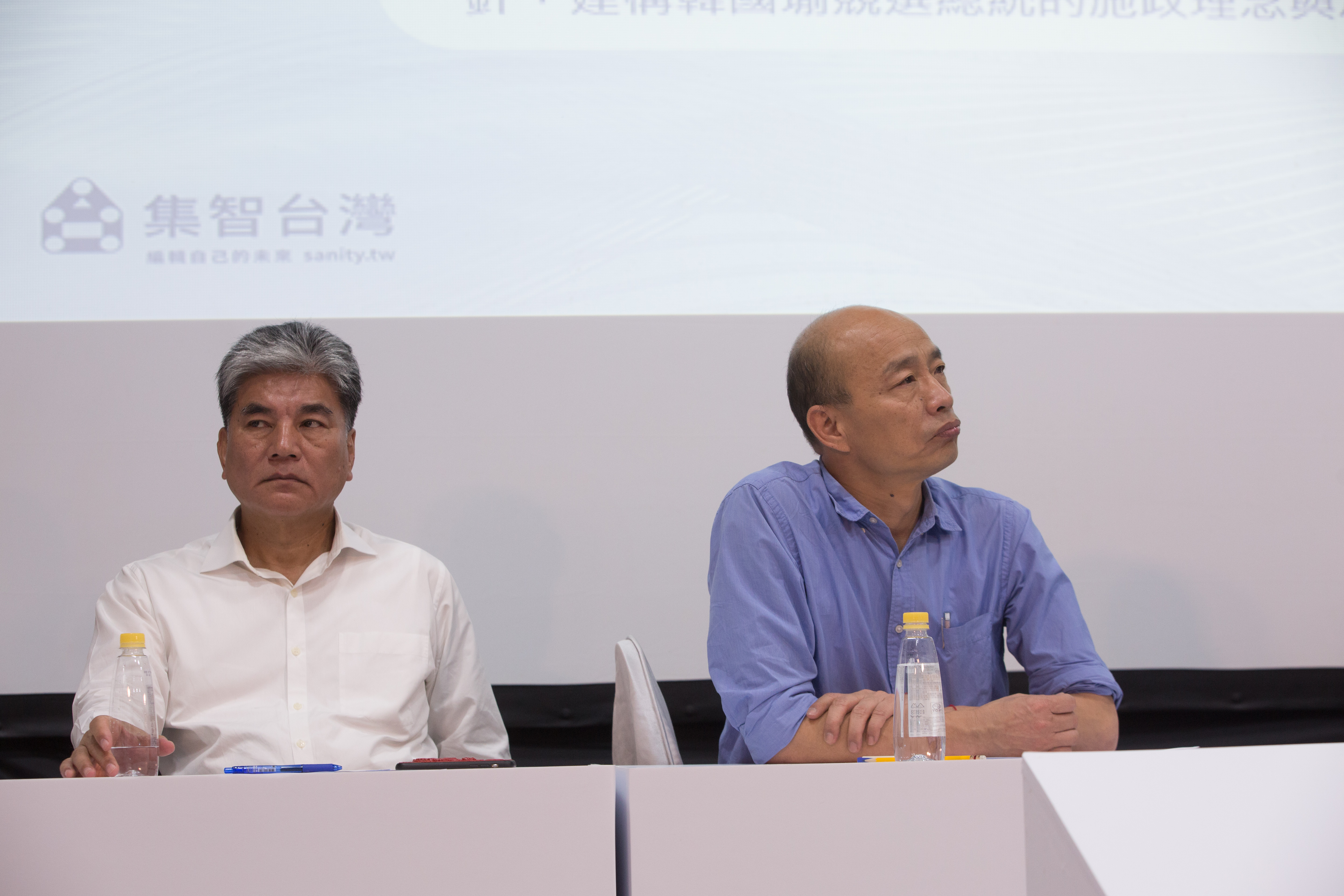 李鴻源（左）今接受媒體專訪，表示不管是國民黨或親民黨都沒有和他接觸，2020這一局他沒興趣。圖為今年8月韓國瑜（右）公布國政顧問團記者會。