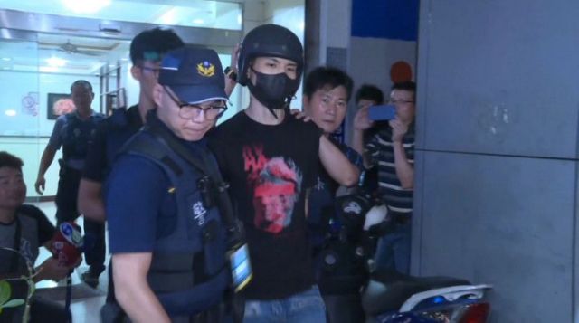 持有槍枝的高姓男子被警方帶回偵訊。（翻攝畫面）