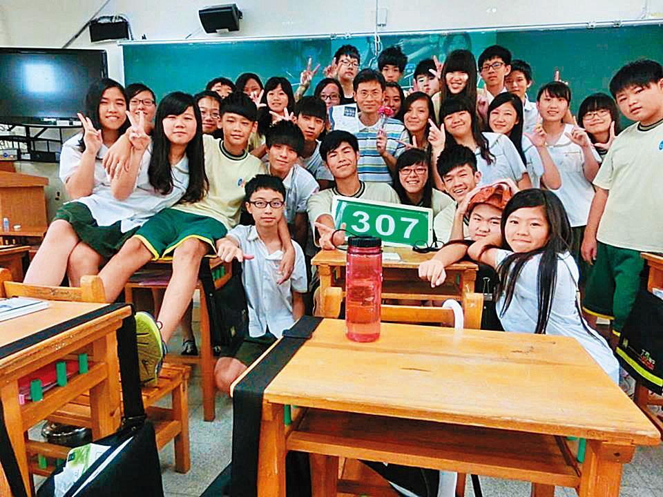 曾是國中理化科代課老師的周文偉,在13所學校流浪,靠拚命存股存到3千萬元退休金。(周文偉提供)