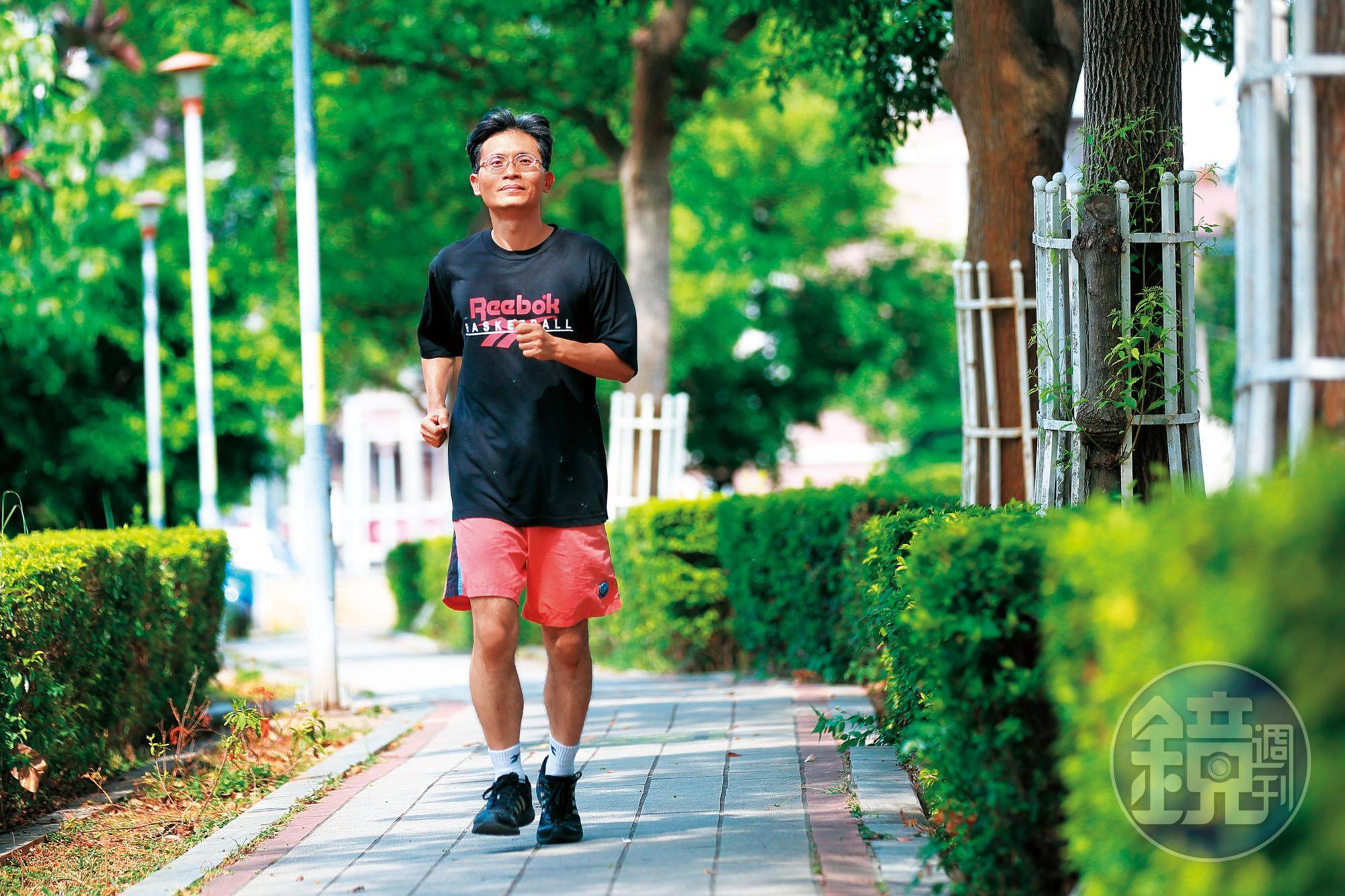 周文偉每天長跑6、7千公尺,買股票也是長抱多年,幾乎只買不賣。
