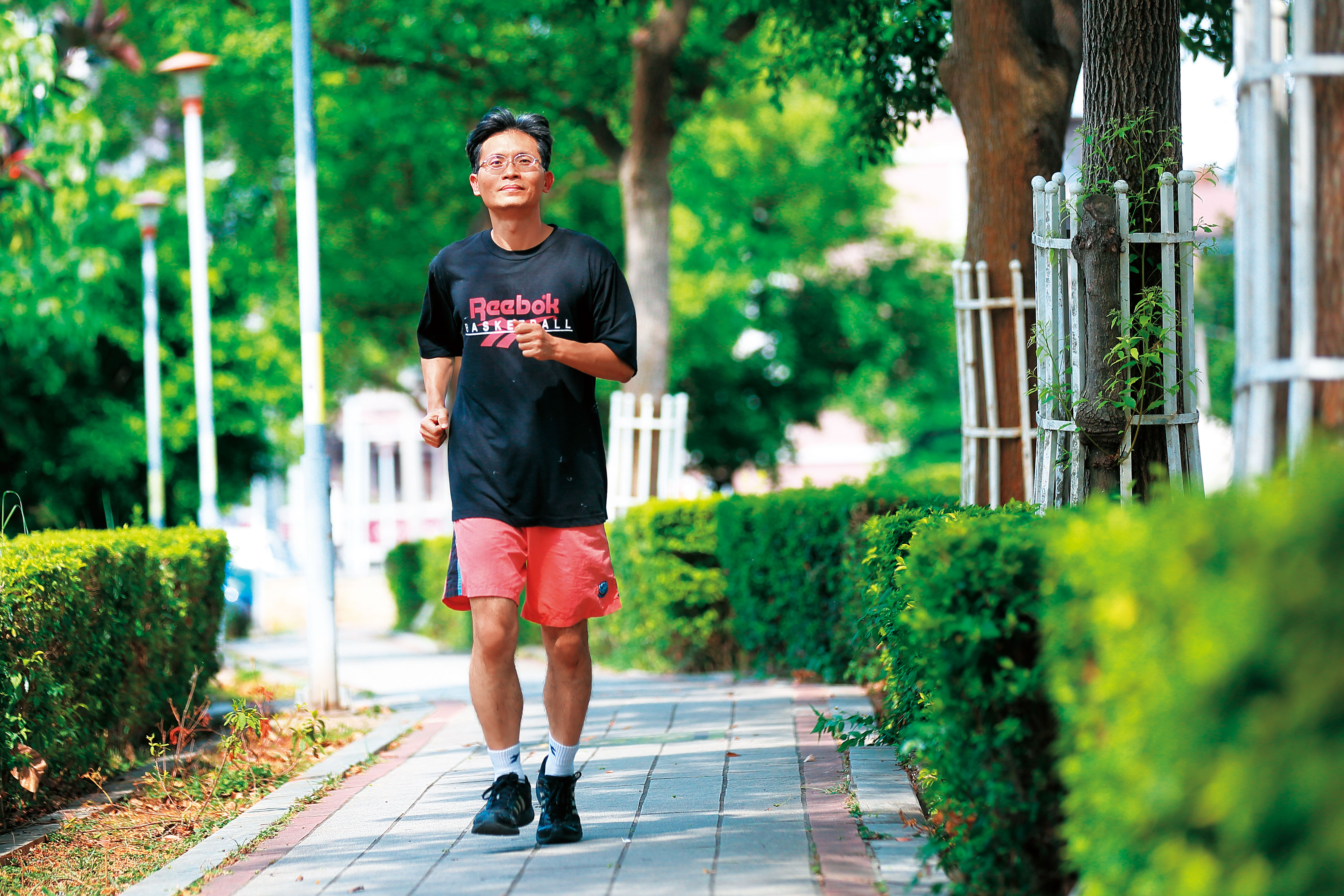 周文偉每天長跑6、7千公尺，買股票也是長抱多年，幾乎只買不賣。