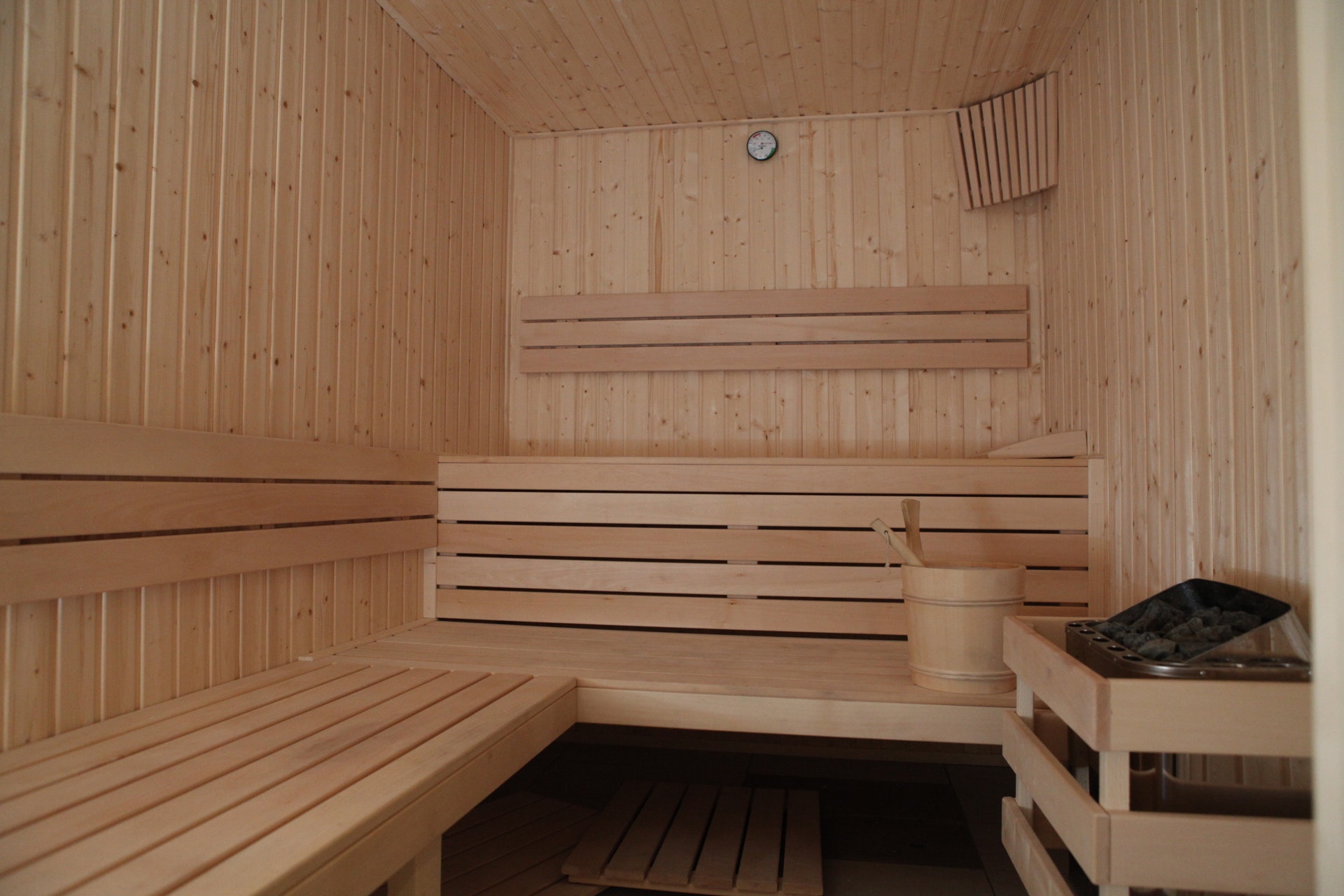 醫師建議，在公共三溫暖以乾淨毛巾防護下半身，身體不要直接接觸到這些設備。（pexels）