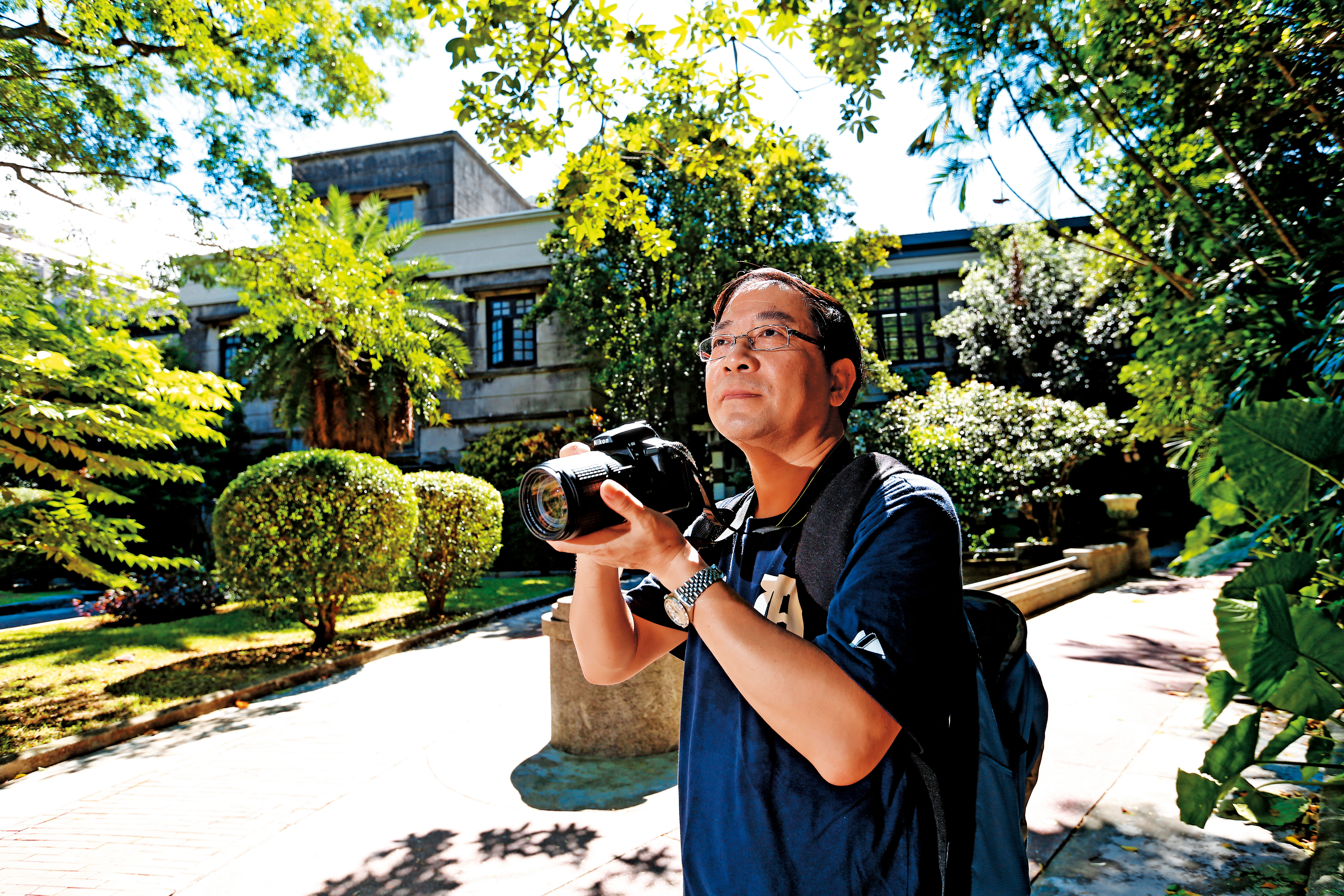 蕭非凡常揹著單眼走訪古蹟，他認為了解歷史跟研究公司基本面，有異曲同工之妙。