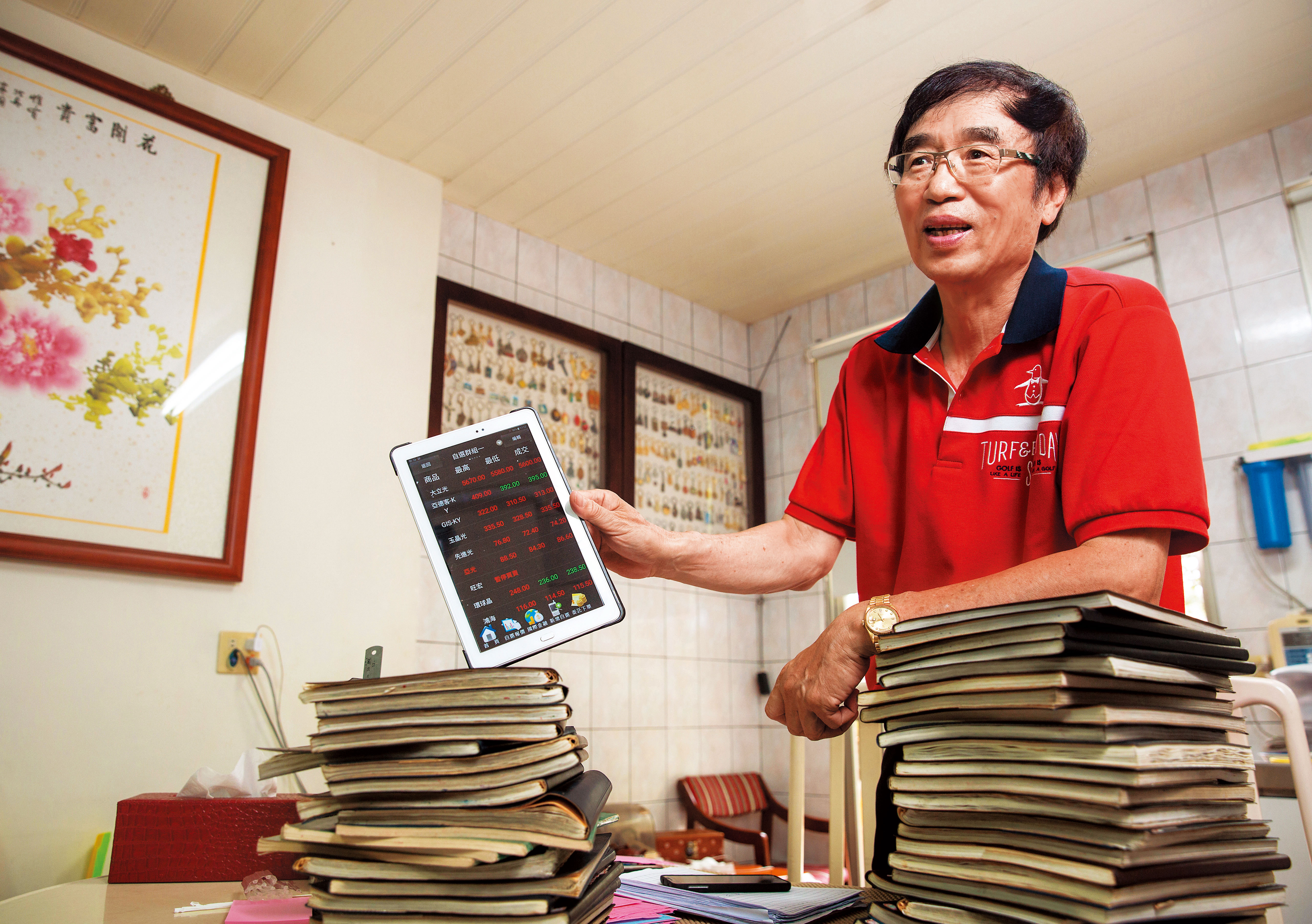 有「平民股神」稱號的蘇松泙，靠著每天抄股價這一招，全力操作強勢股，已連續45年在台股賺到錢。