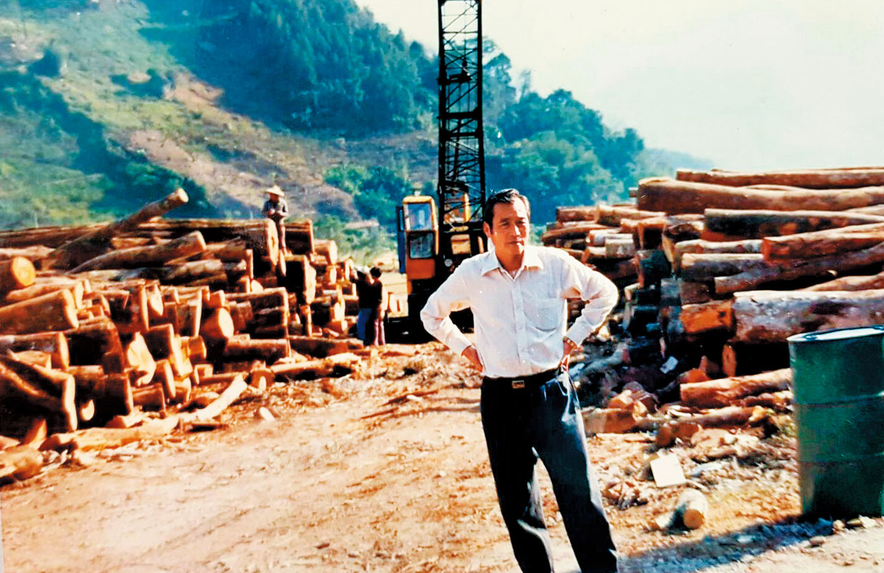 高職畢業後,蘇松泙跟著父親(圖)做木材生意,結果負債200萬元,花了11年才還清。(翻攝自蘇松泙臉書)
