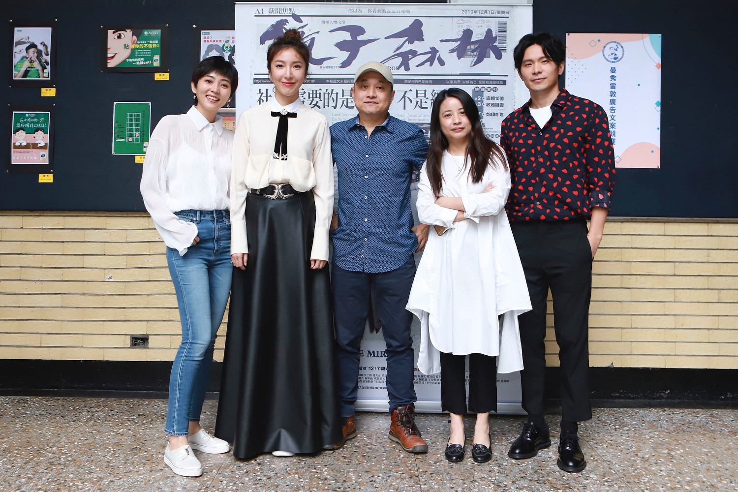 導演鄭文堂（中）帶著瑭霏（左一）、楊謹華（左二） 、鄭心媚（右二）、姚淳耀（右一）等人赴校園宣傳。（民視提供）