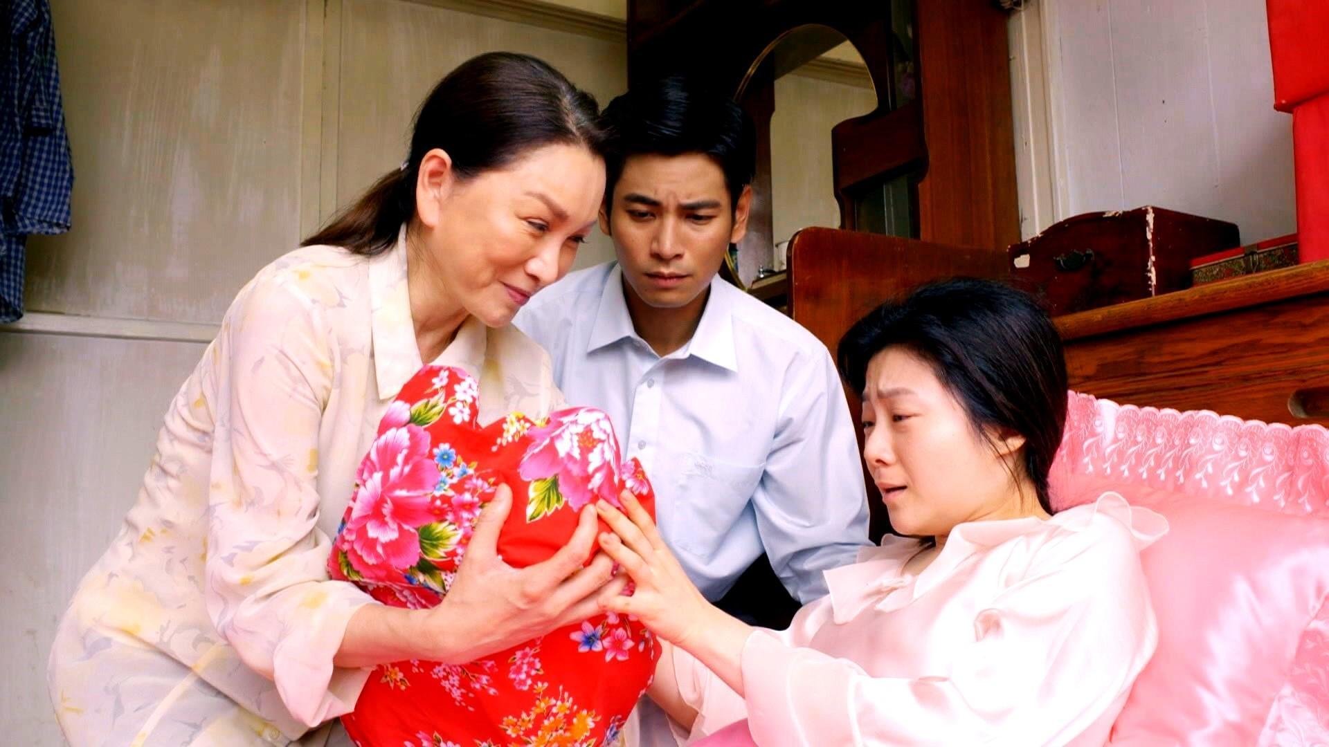 楊小黎（右）挑戰生產戲，陪產的「婆婆」張瓊姿手都被捏瘀青。（三立提供）