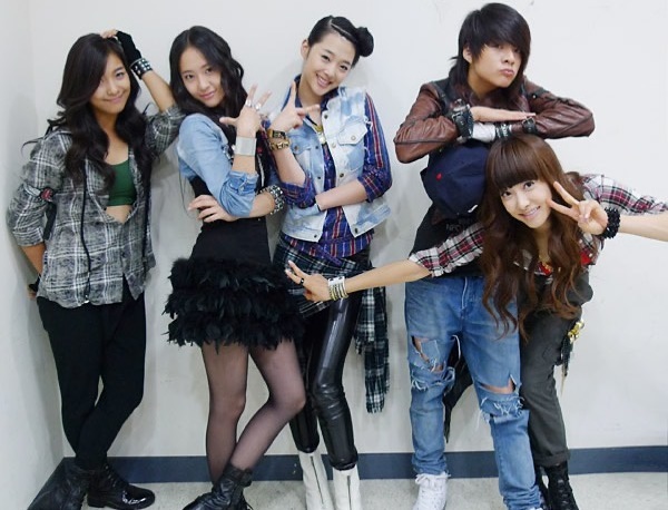 宋茜（右1）更新IG向雪莉道別。（翻攝自宋茜IG）