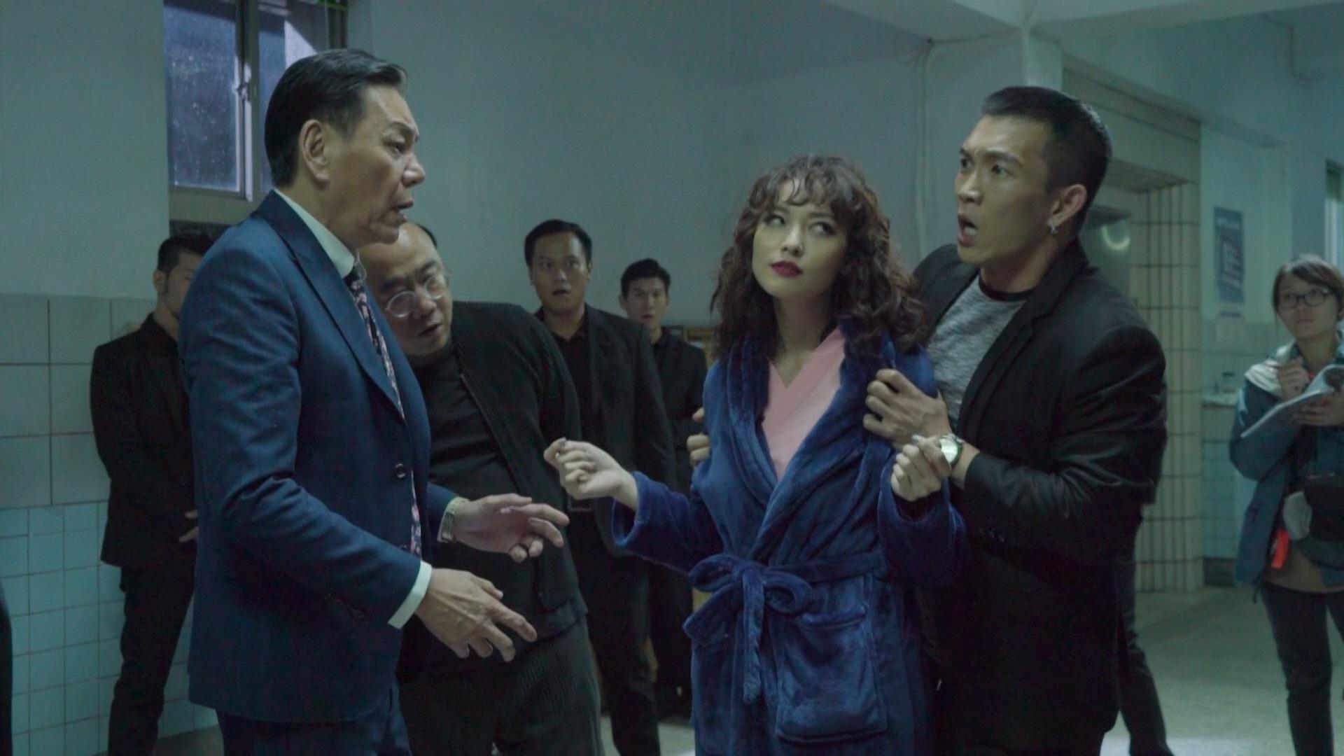 黃尚禾扮演那個拉開衣服,讓姚以緹巨乳彈出的角色。(華映提供)