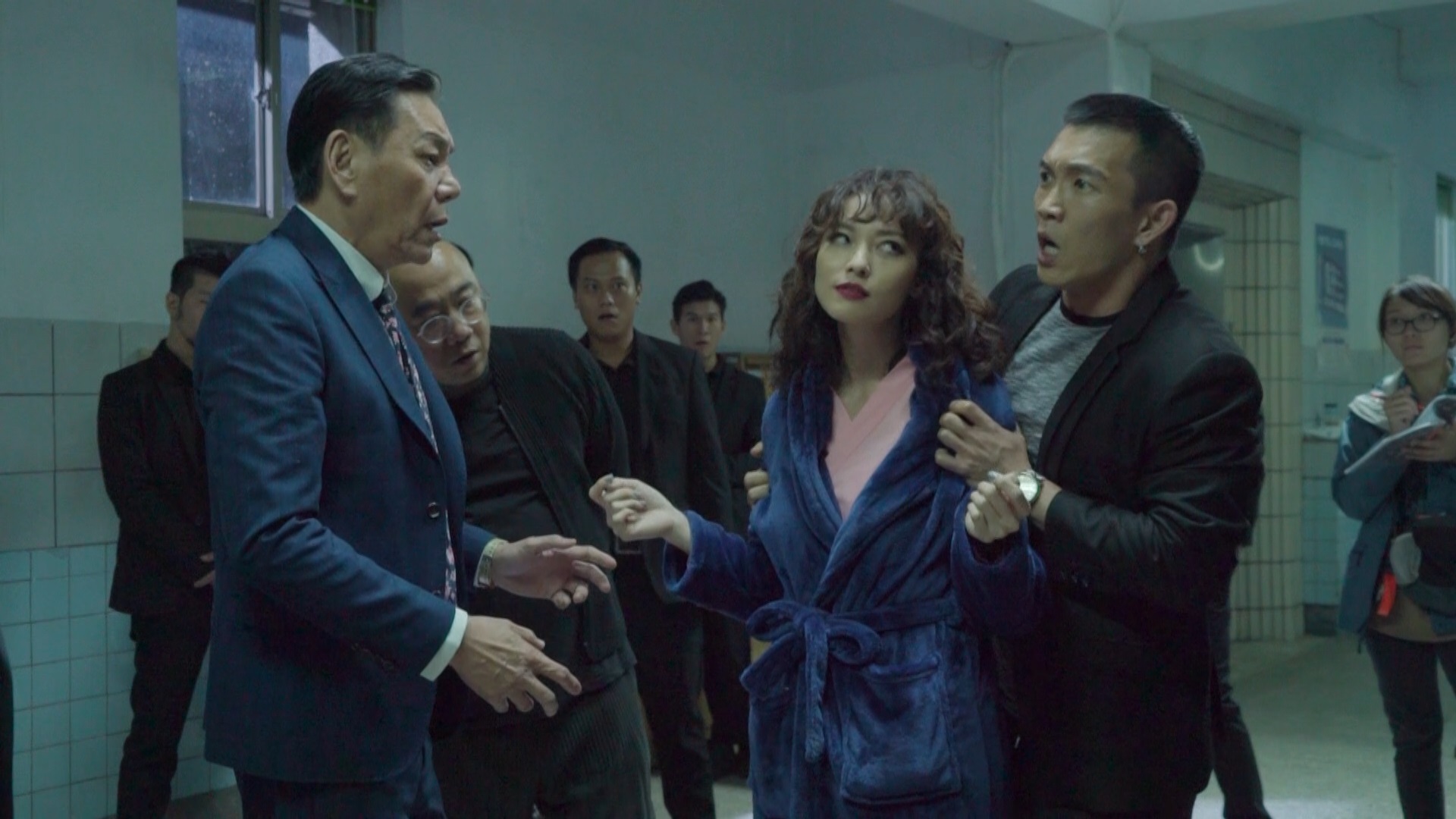 黃尚禾扮演那個拉開衣服，讓姚以緹巨乳彈出的角色。（華映提供）