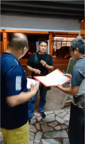 警方送達通知書，與許姓網友（左一）爆發口角。（翻攝臉書）