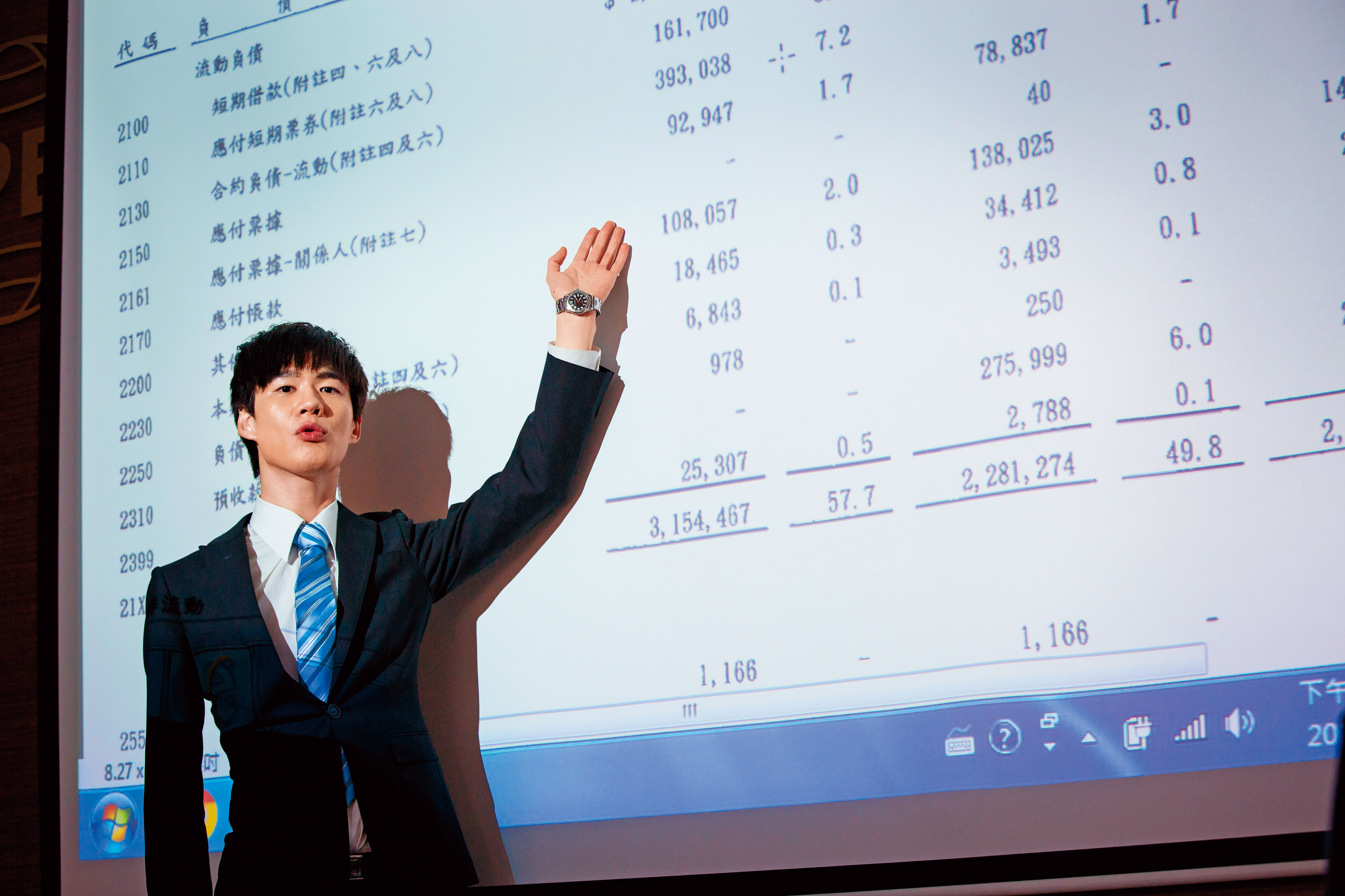 面對密密麻麻的財報數字，通過會計師資格考試的丁彥鈞，總能輕鬆找到賺錢密碼。