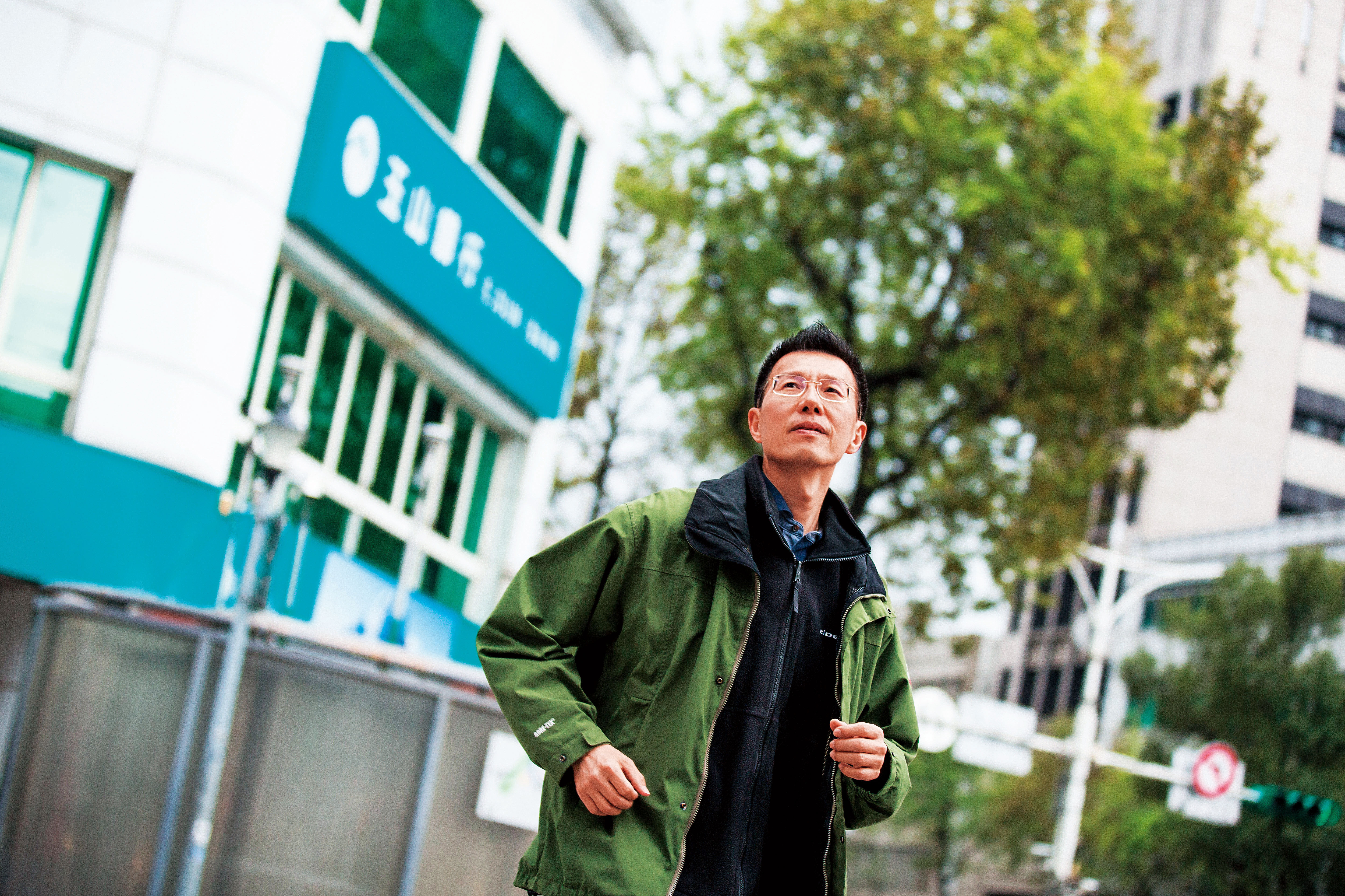 曾是證券業務經理的施國文，靠著長期投資玉山金等個股，42歲就達到財富自由。