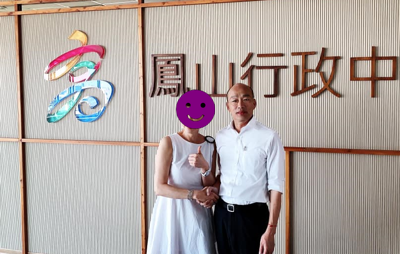 「韓粉」女星負責主持今年高雄市國慶升旗典禮，因忘情高喊「韓國瑜凍蒜」，引發政不中立質疑。（翻攝自熊海靈臉書）