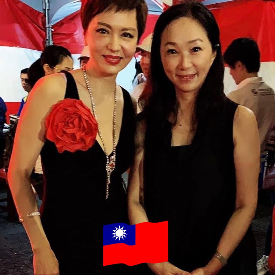 熊海靈（左）高調挺韓國瑜，圖為她與韓妻李佳芬合照。（翻攝自熊海靈臉書）