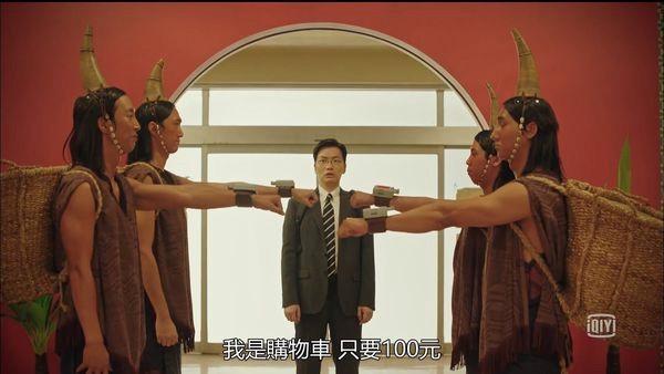 巴雅族人在千里馬超市當人力購物車，在劇中飾演店長的李東輝一上班也看傻眼。（翻攝自愛奇藝）