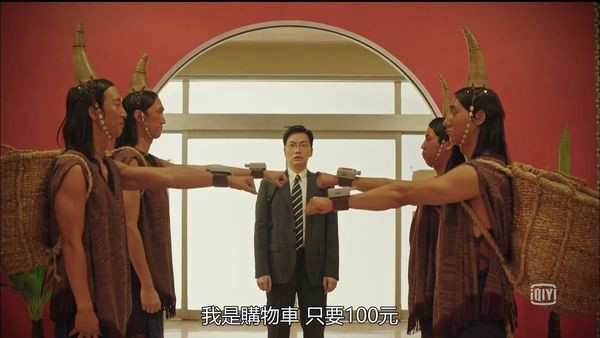 巴雅族人在千里馬超市當人力購物車，在劇中飾演店長的李東輝一上班也看傻眼。（翻攝自愛奇藝）