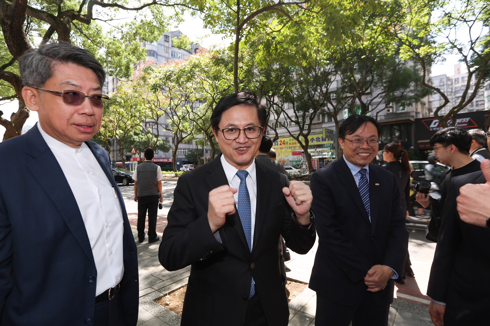 碩董事長童子賢（左2）透露，和碩今年前9個月業績不錯，現在是「秋高氣爽、風光明媚」的時候。