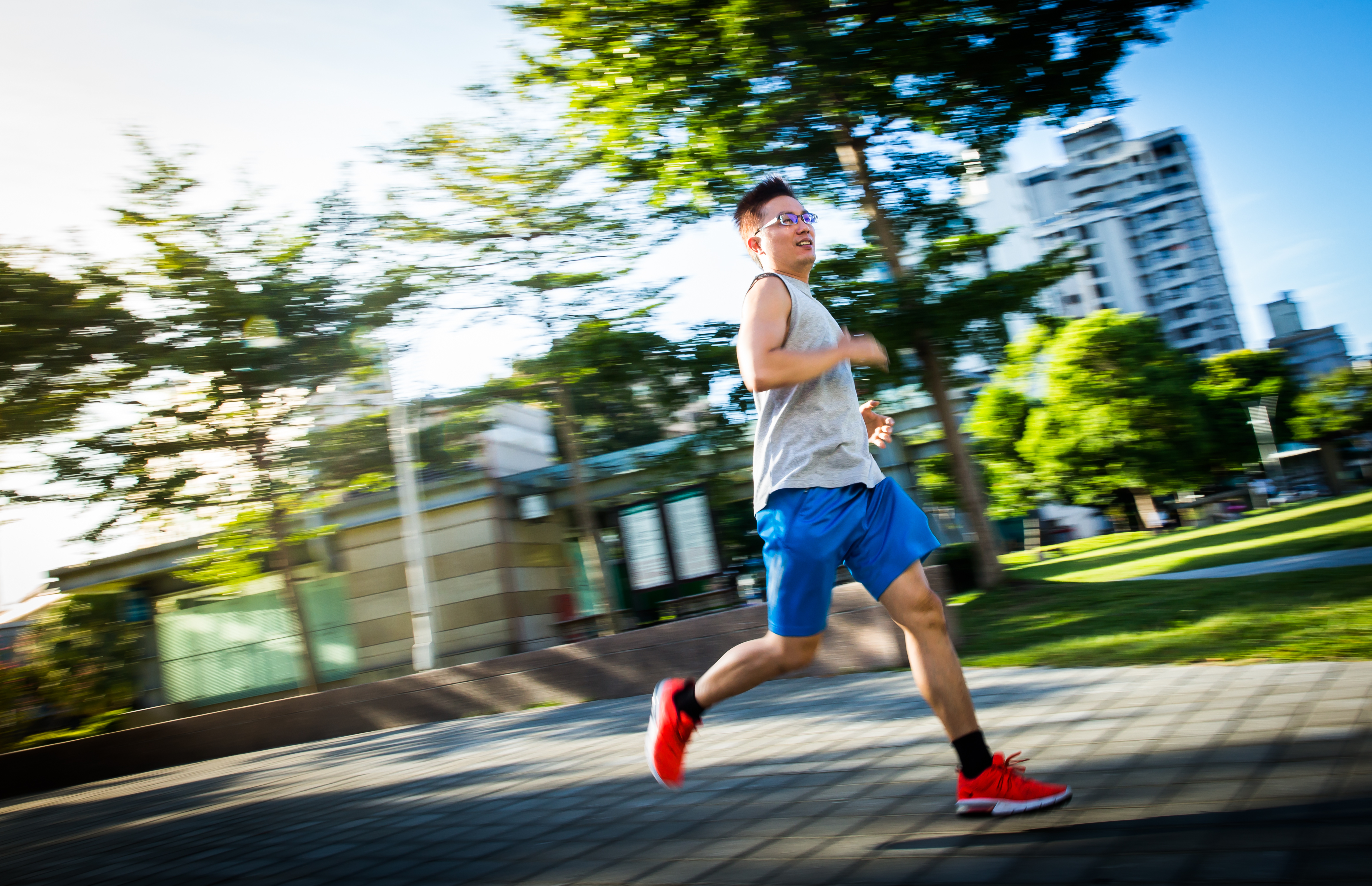 曾是明星經理人的上流哥，褪去西裝改穿吊嘎，年僅42歲就過著財富自由的生活。