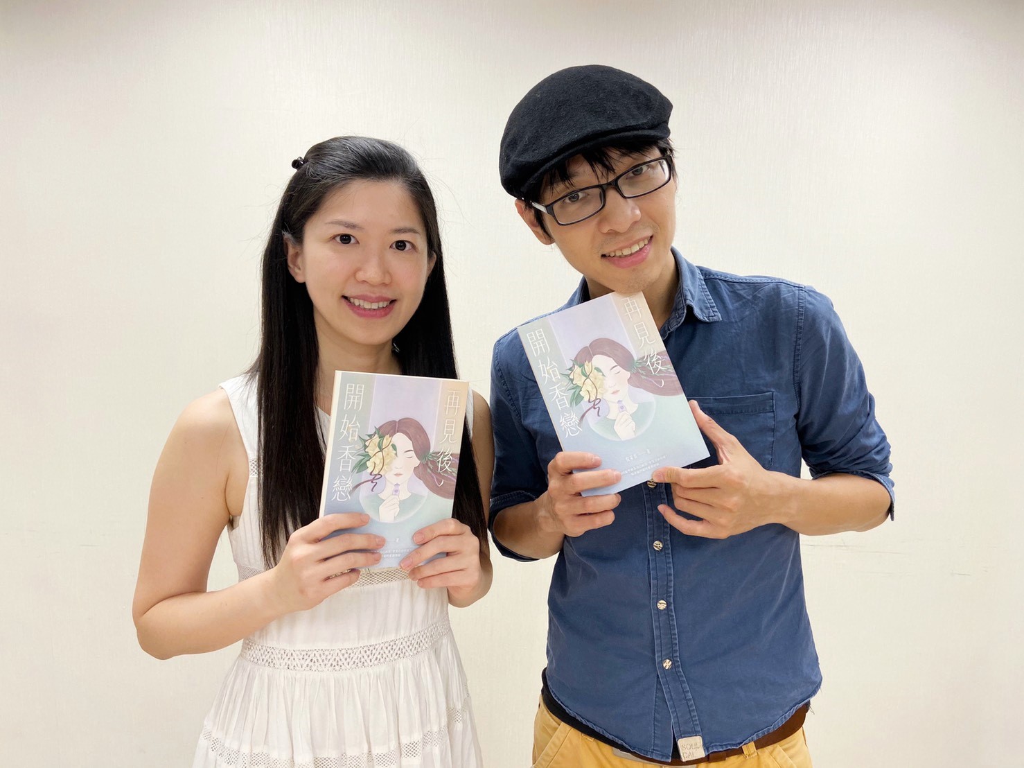 由海苔熊（右）主持的《鏡文學耳朵K書吧》，這回找來倪采青（左）擔任嘉賓，分享在「人生好難」的職場中，女人必修的自我療癒課。（鏡文學提供）