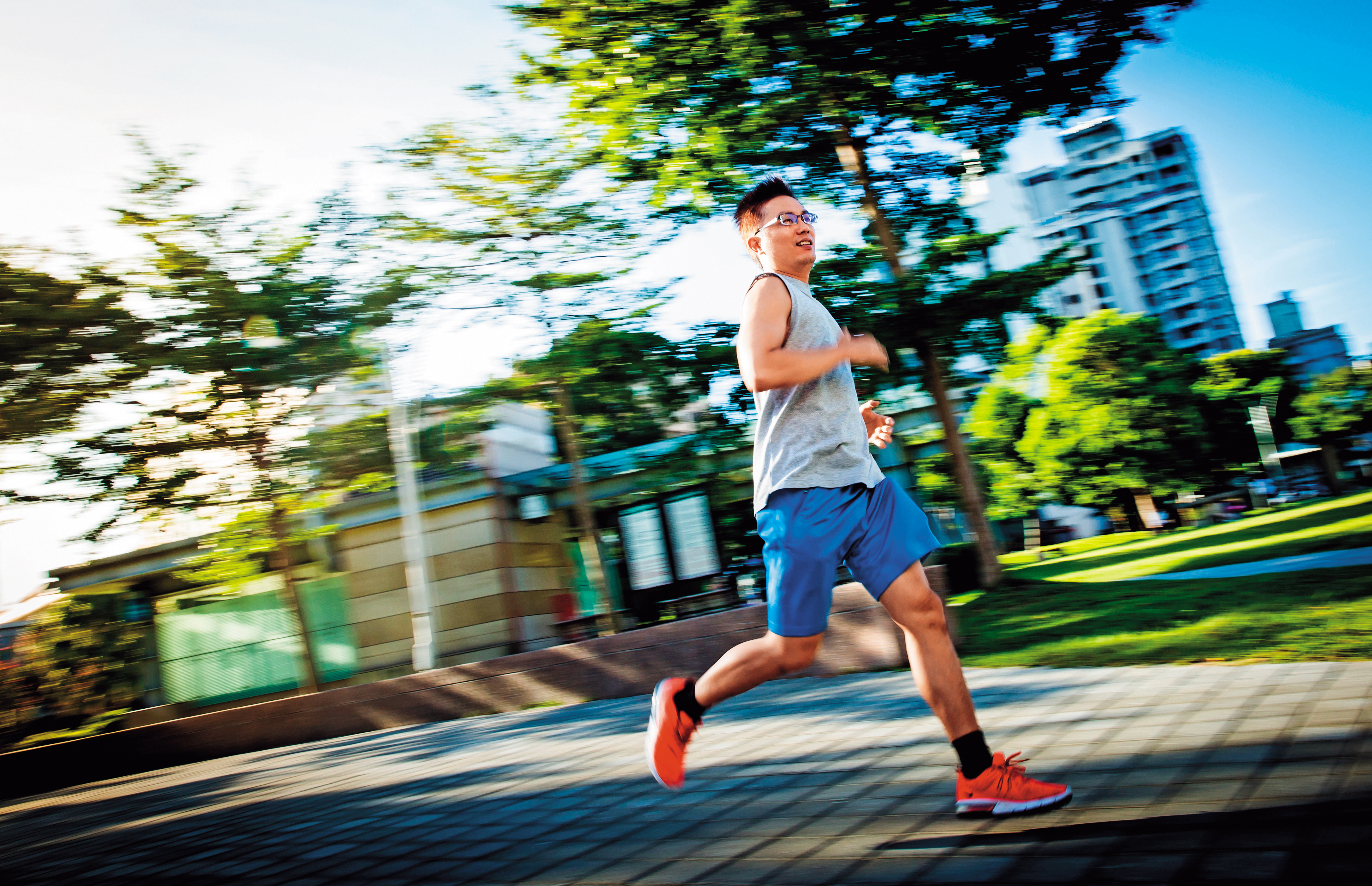 曾是明星經理人的上流哥，褪去西裝改穿吊嘎，年僅42歲就過著財富自由的生活。