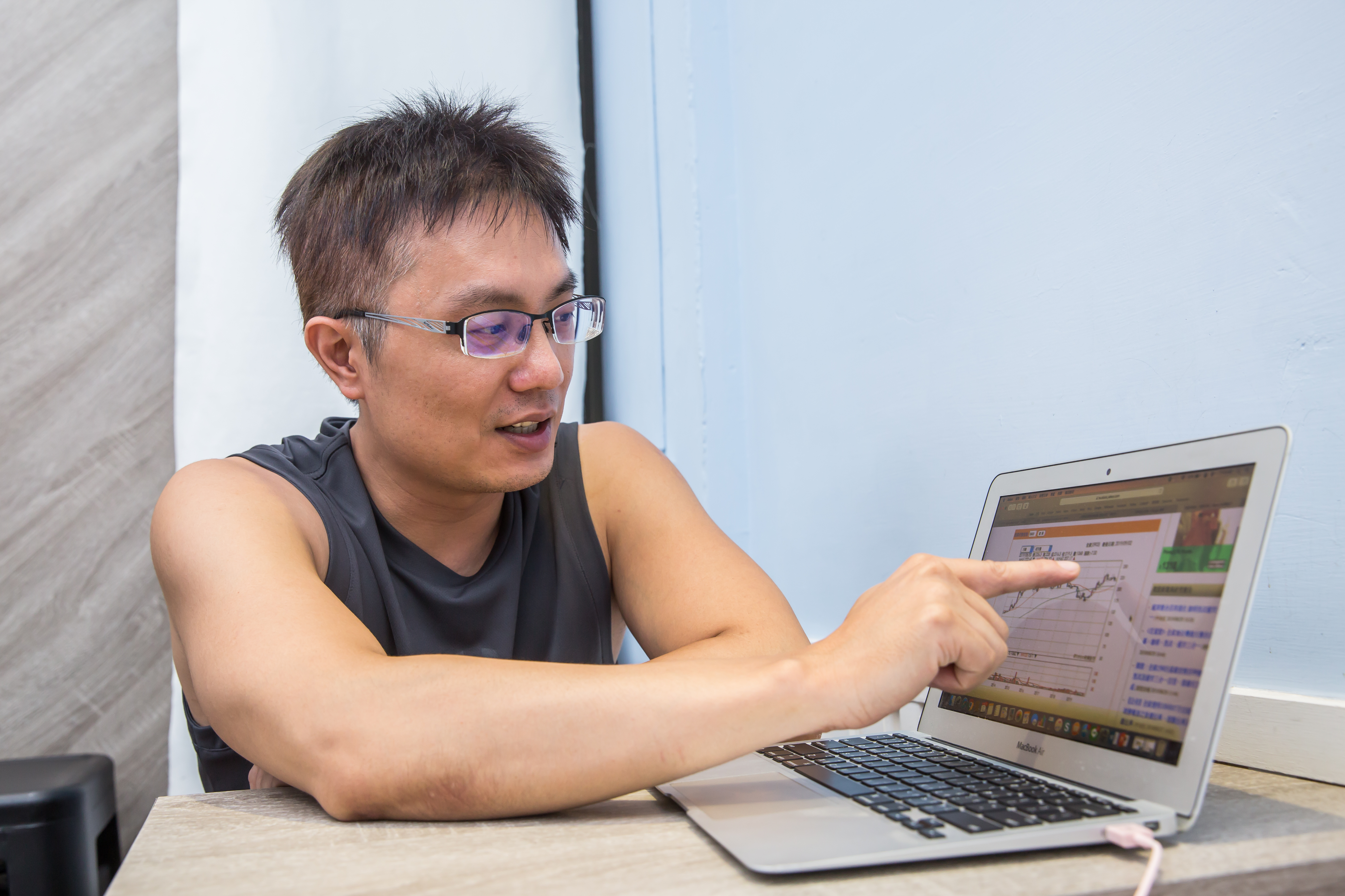 上流哥認為，想要滾大資產，存錢與投資要同步進行，不要幻想能從股市海撈一票。