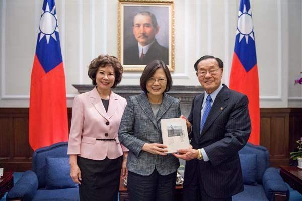 2016年10月,總統蔡英文在總統府接見了來訪的趙小蘭和她的父親趙錫成。(總統府)