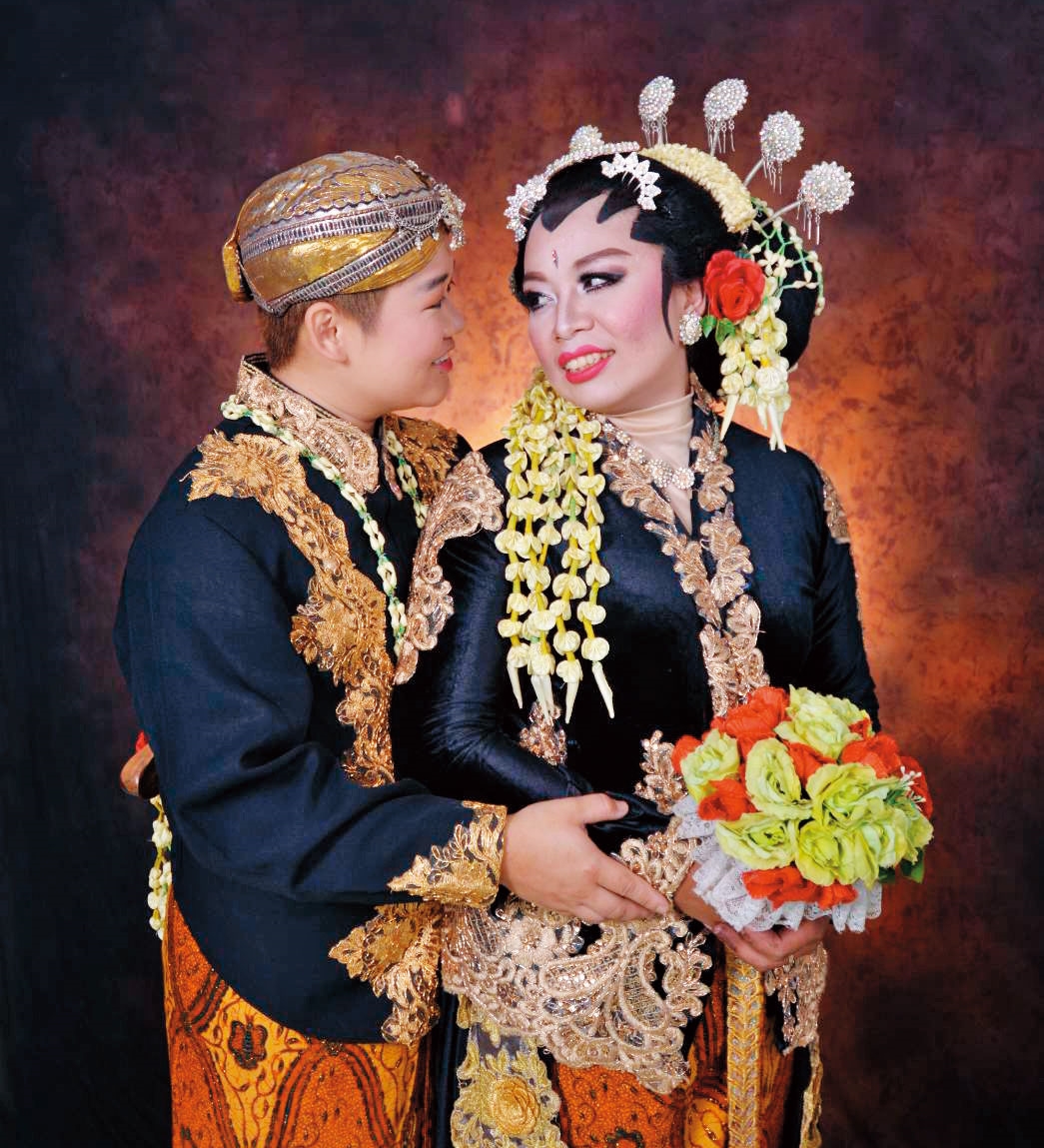 阿尼（左）與女友（右）在印尼拍攝傳統婚紗照。台灣同婚合法化後，跨國伴侶權益仍得不到保障。（阿尼提供）