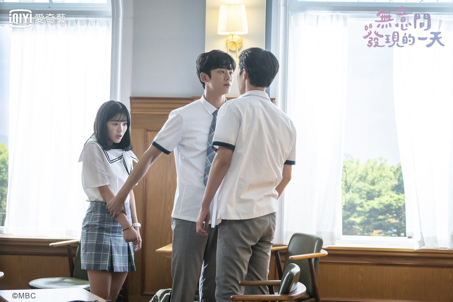 身高191公分的路雲將金惠允護在身後,超有男友力。(愛奇藝台灣站提供)