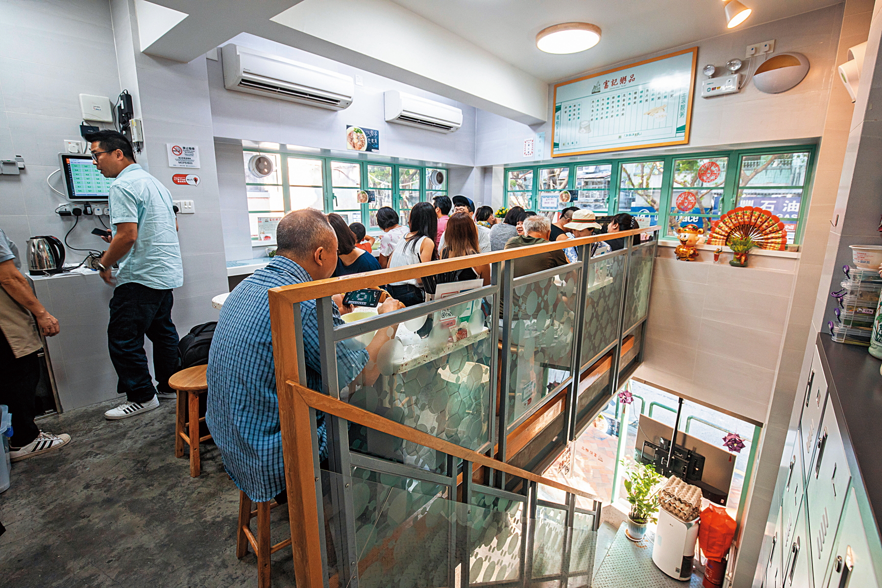 富記粥品早餐時段總是坐滿食客，因為當天賣完或中午12點關門就吃不到。