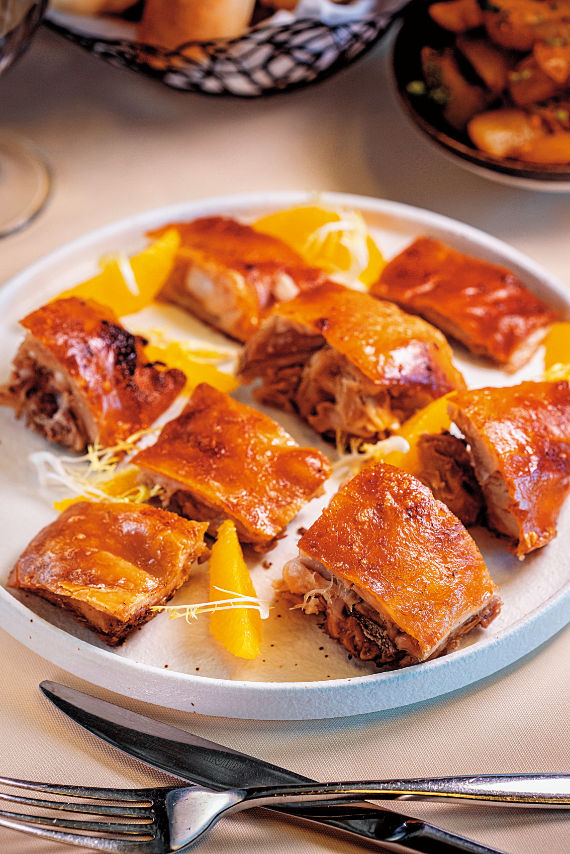 皮酥可口的「葡式乳豬」，是餐館的招牌菜之一。（澳門幣258元／份，約NT$1,032）