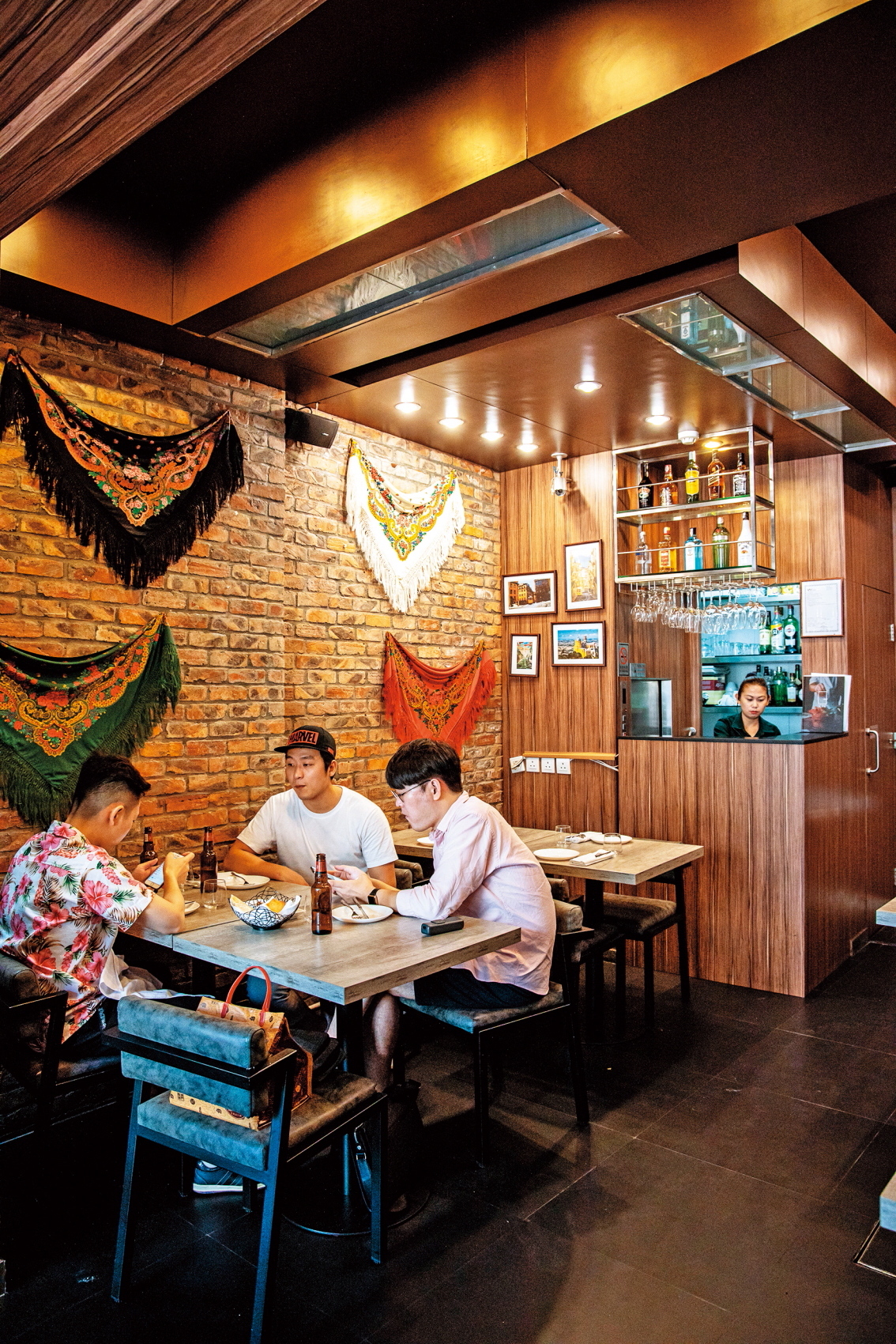 「官景正宗葡國餐廳」改良重鹹重油，卻保留傳統葡國菜的滋味，讓不同年齡層的人都能愛上葡國料理。