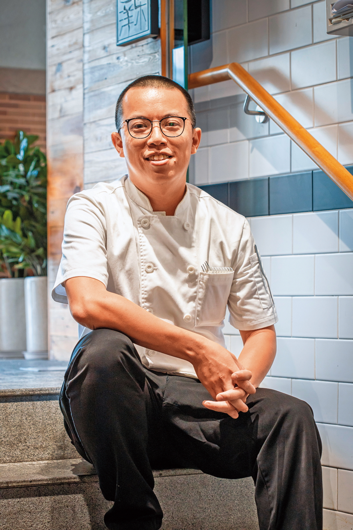 在澳門土生土長的廚師Laurence在雅文湖畔主理「西洋菜餐館」，研發出澳門手信菜單。