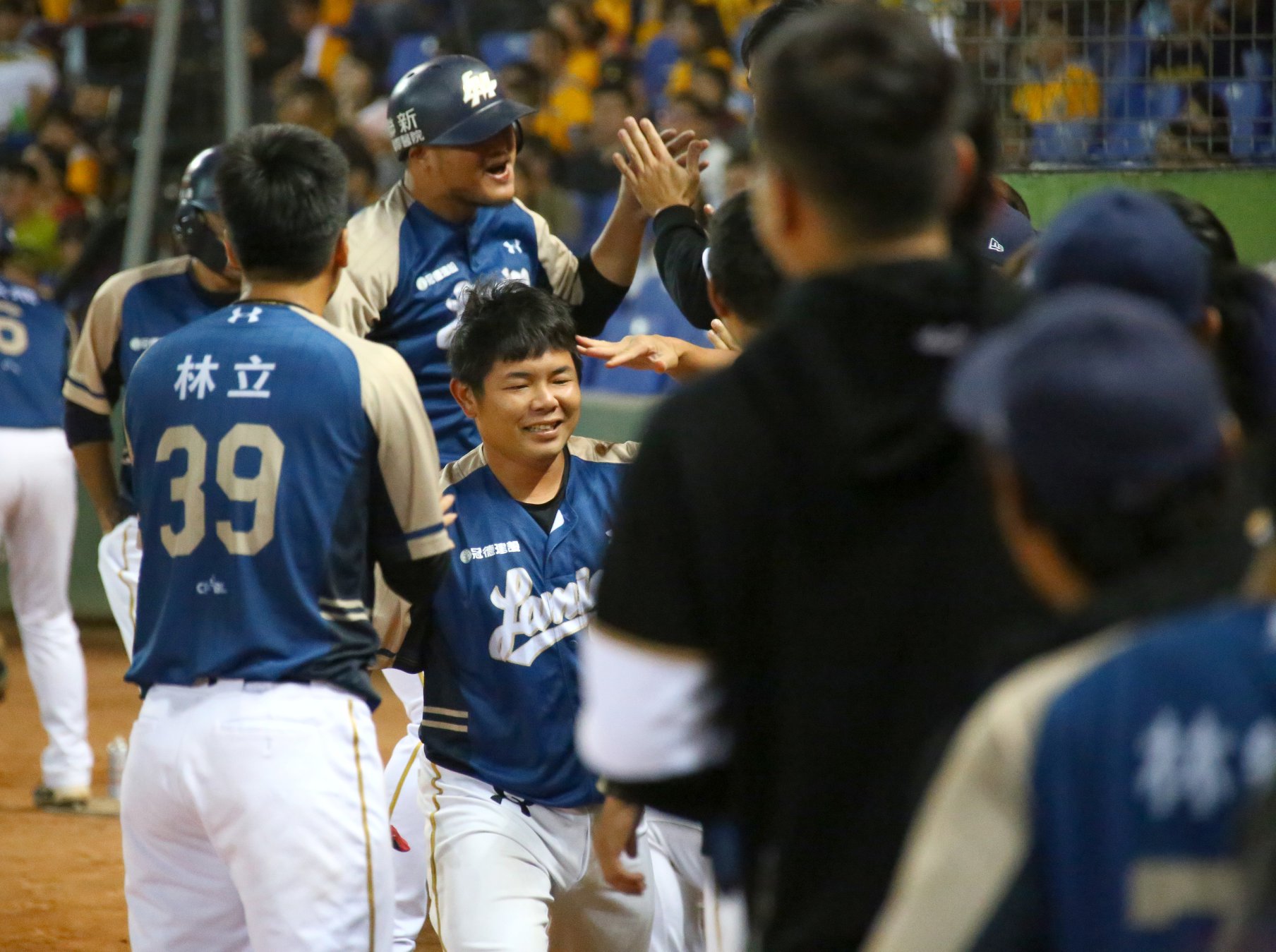 桃猿劉時豪擊出石破天驚的滿貫砲，讓中信兄弟團隊士氣瞬間崩盤。（翻攝自Lamigo桃猿臉書粉專）