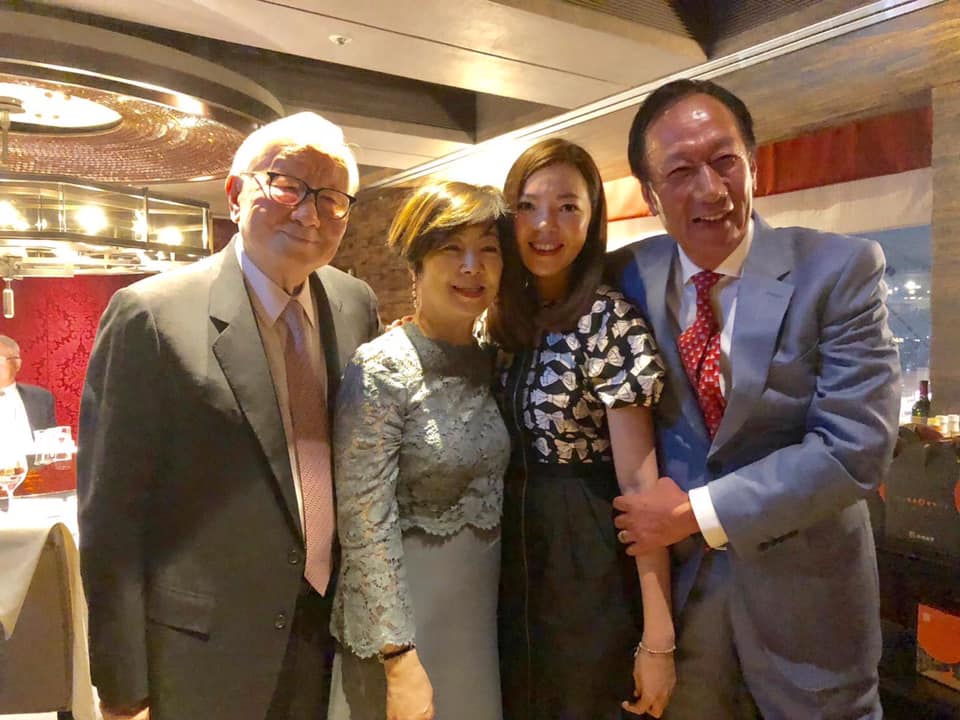 郭台銘（右1）晚間在臉書貼文許下生日願望，「願中華民國國富民強，人人安居樂業，日日是好日。」（翻攝自郭台銘臉書）