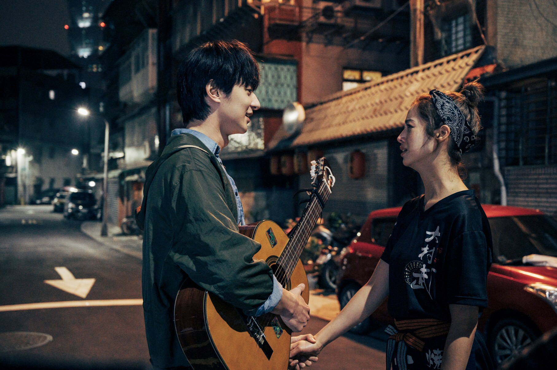 張軒睿在《用九柑仔店》琴彈吉他向莫允雯示愛。（三立提供）