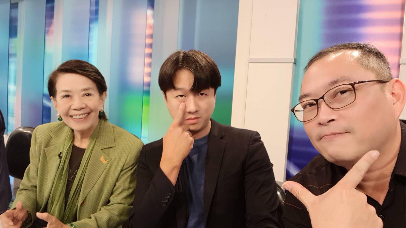 李正皓（中）和鄭佩芬昨日雙雙被國民黨開鍘。（翻攝自李正皓臉書）