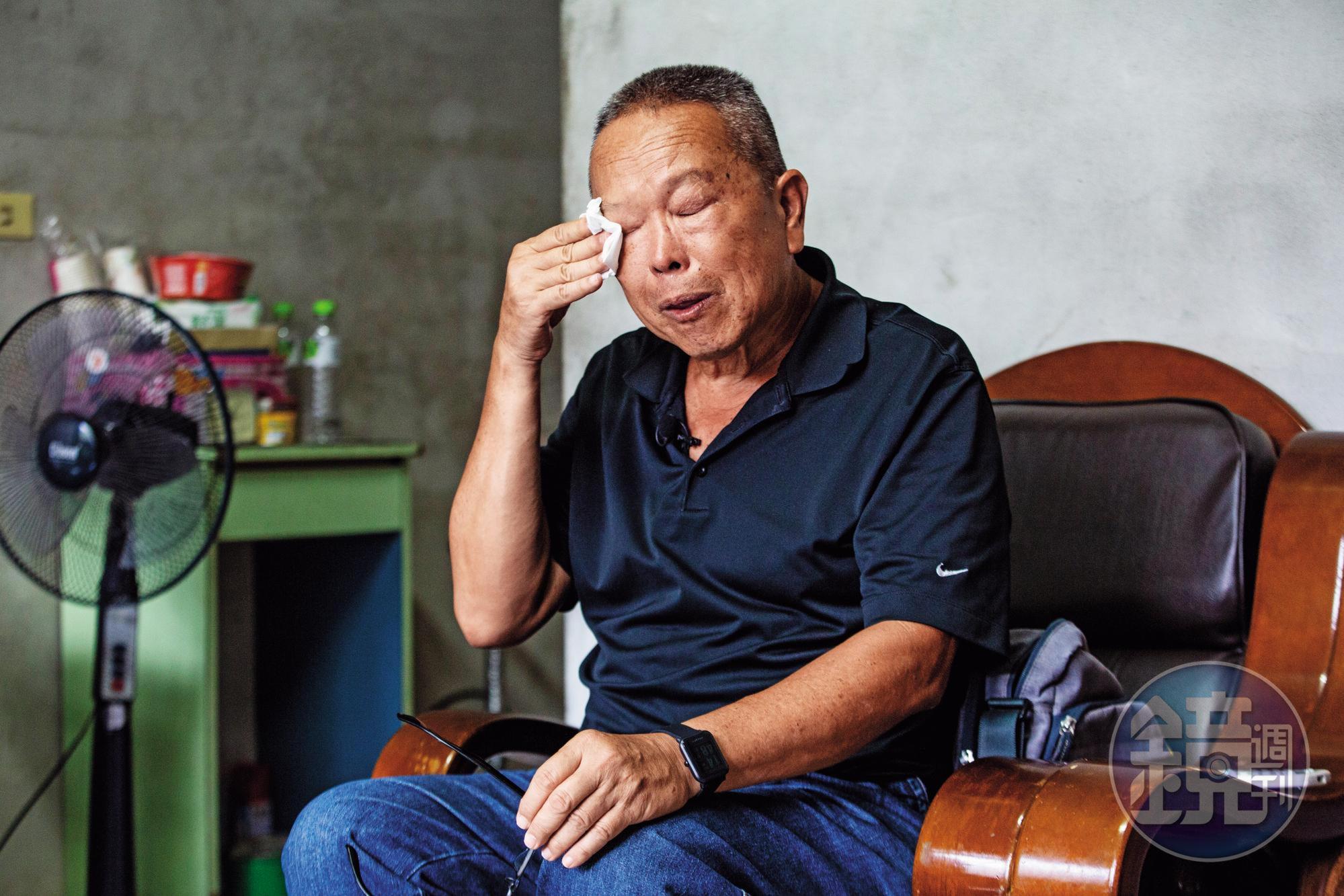 談起昔日礦工的心酸及後來投奔社運的挫敗，長時間親子關係疏離，轉眼兒女各自獨立，毛振飛有感而發掉淚。