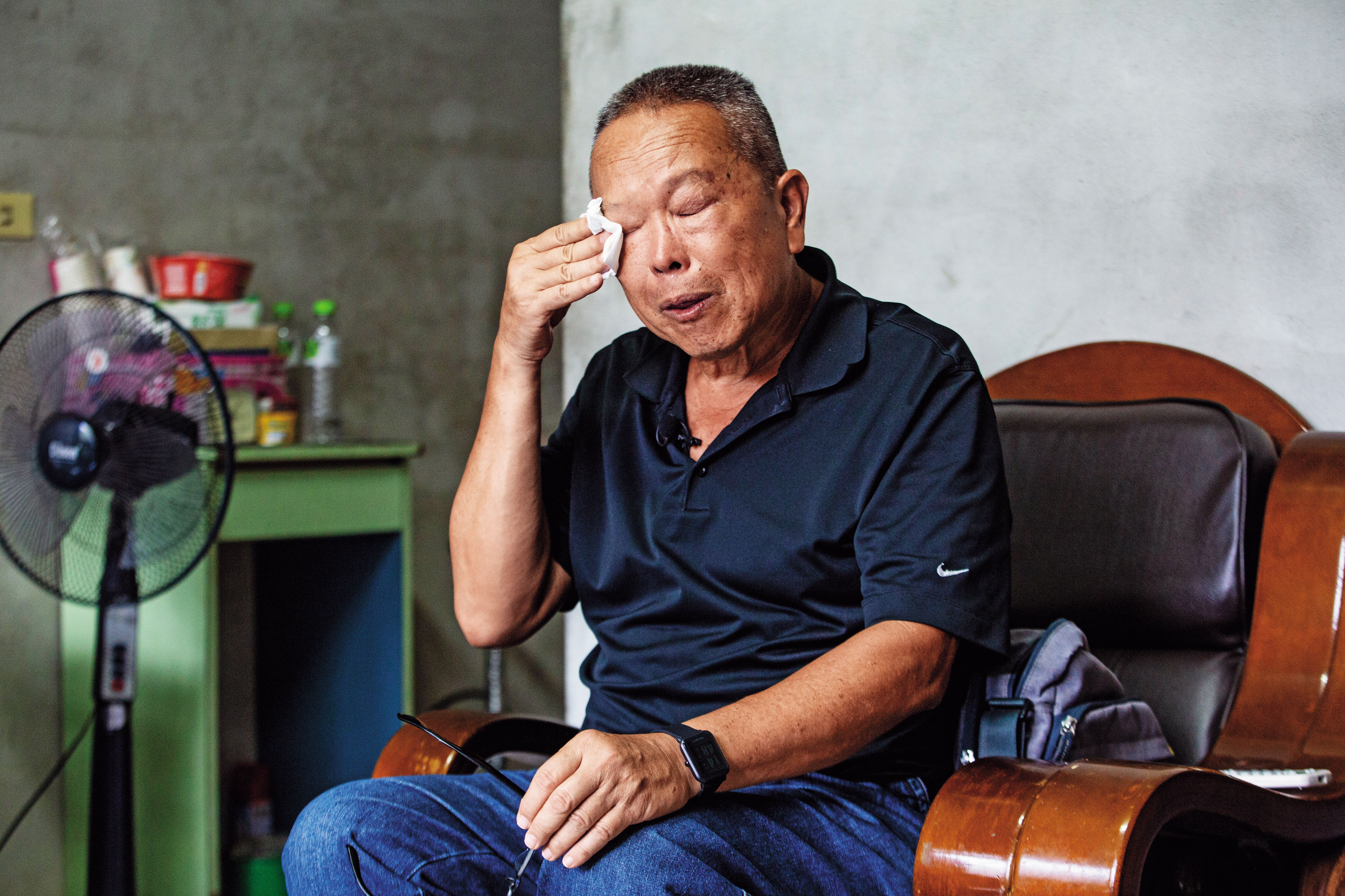 談起昔日礦工的心酸及後來投奔社運的挫敗,長時間親子關係疏離,轉眼兒女各自獨立,毛振飛有感而發掉淚。