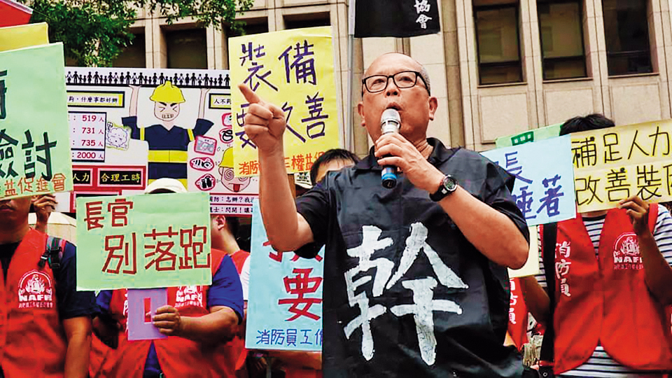 長年投入勞工運動的毛振飛,作風剽悍,經常可以在各大勞工示威現場看見他參與的身影。(翻攝毛振飛臉書)