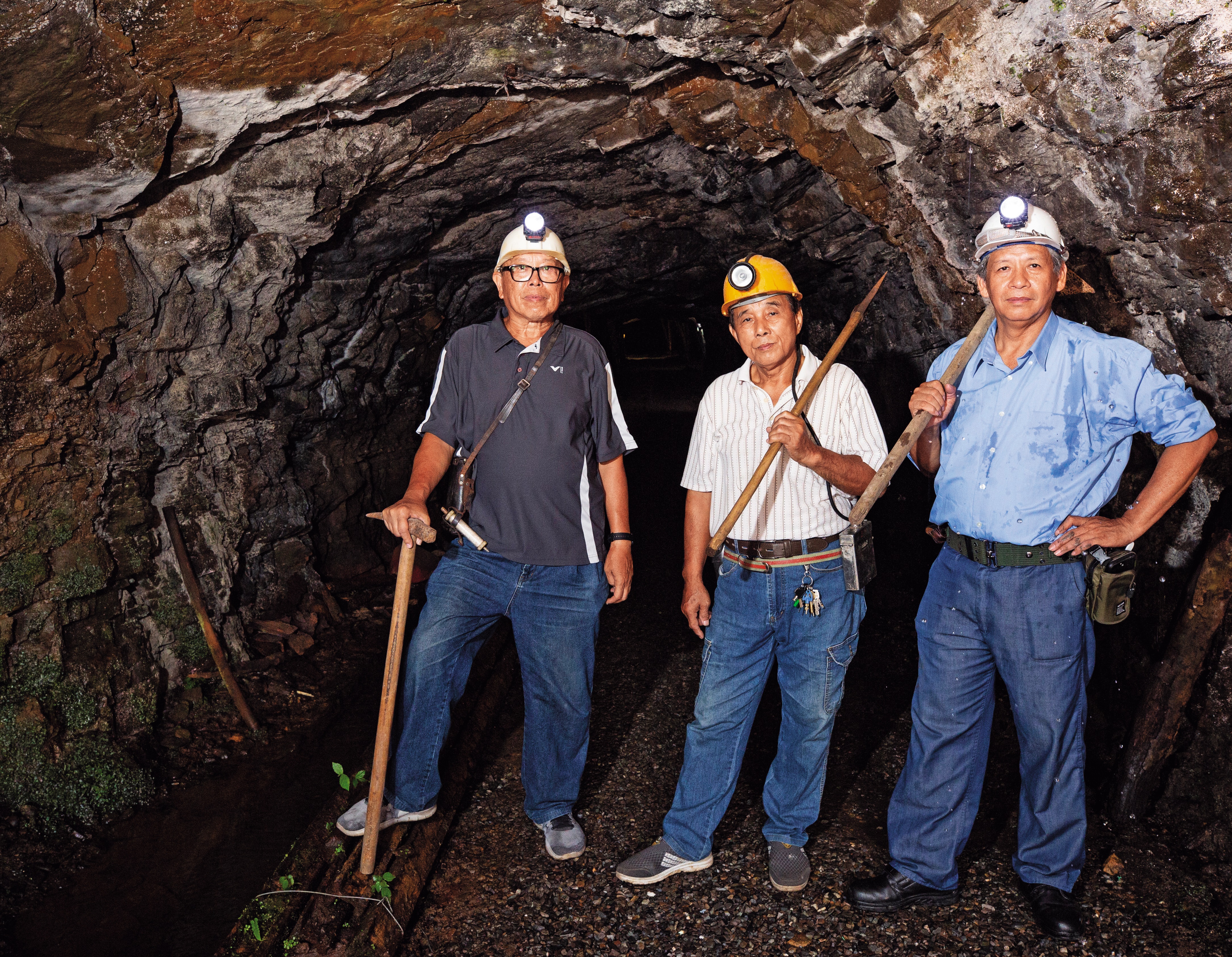 周朝南（中）、毛振飛（左）、柯茂琳（右）對礦工一職有深刻感情。在少不更事的歲月，哪怕是為了賺錢賣命，但這些男人們卻在繁重苦悶的工作中，培養出患難與共的情誼。