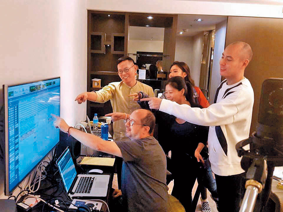 Jeff Bova(左前)3年前來台參加音樂創作營,與嚴云農(左後起)、王美蓮、林愷倫、倪子岡共同創作〈紅衣女孩〉。(翻攝自嚴云農臉書)