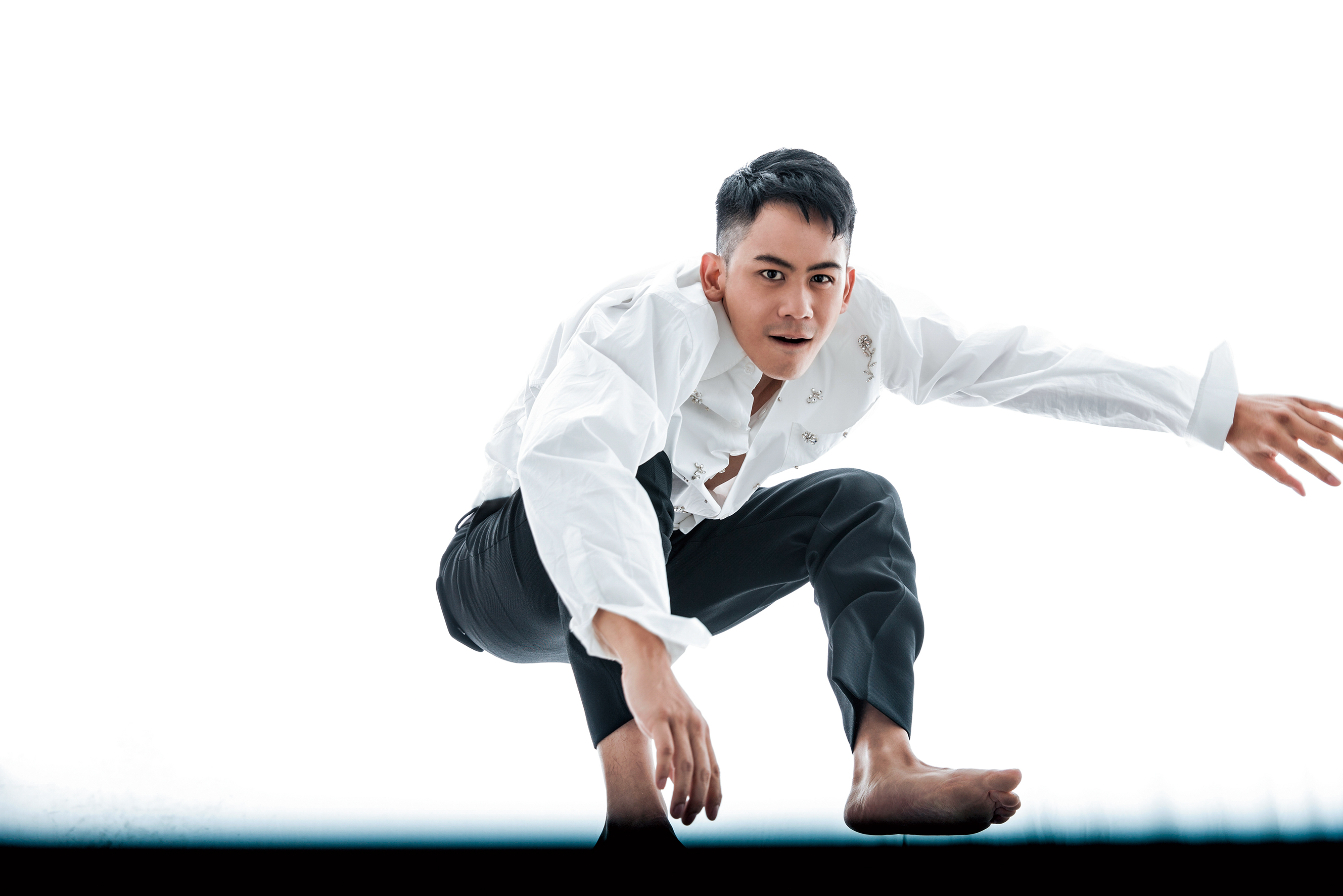 李淳赤腳在跳床上跳著， 他向來不給自己太多設限框架， 讓好奇心帶他去闖。